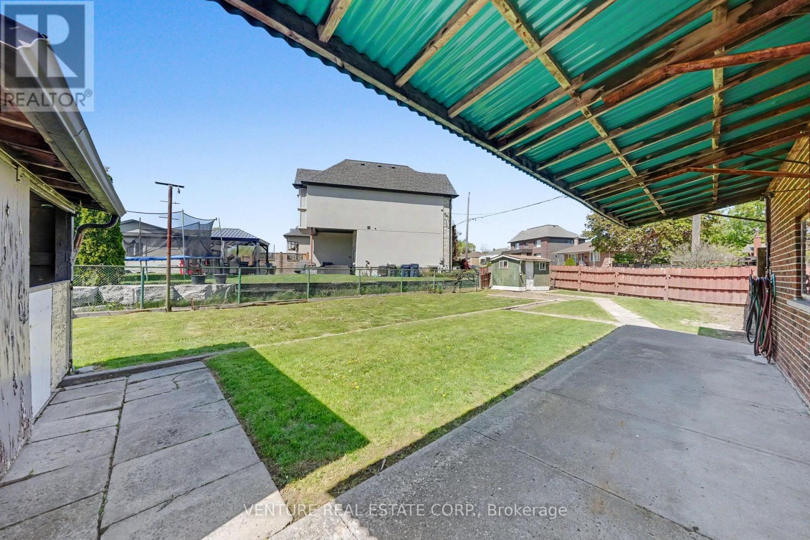 2 Redfern Avenue, Toronto, Ontario  M3M 1L3 - Photo 33 - W13211314