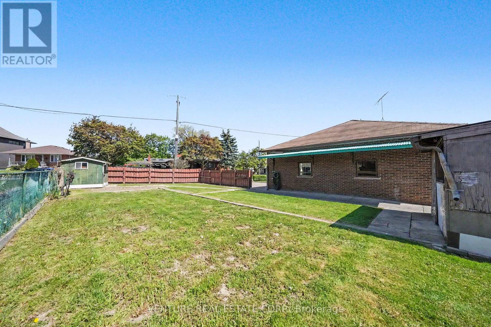 2 Redfern Avenue, Toronto, Ontario  M3M 1L3 - Photo 34 - W13211314
