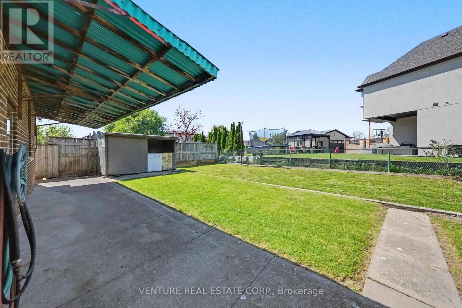 2 Redfern Avenue, Toronto, Ontario  M3M 1L3 - Photo 35 - W13211314