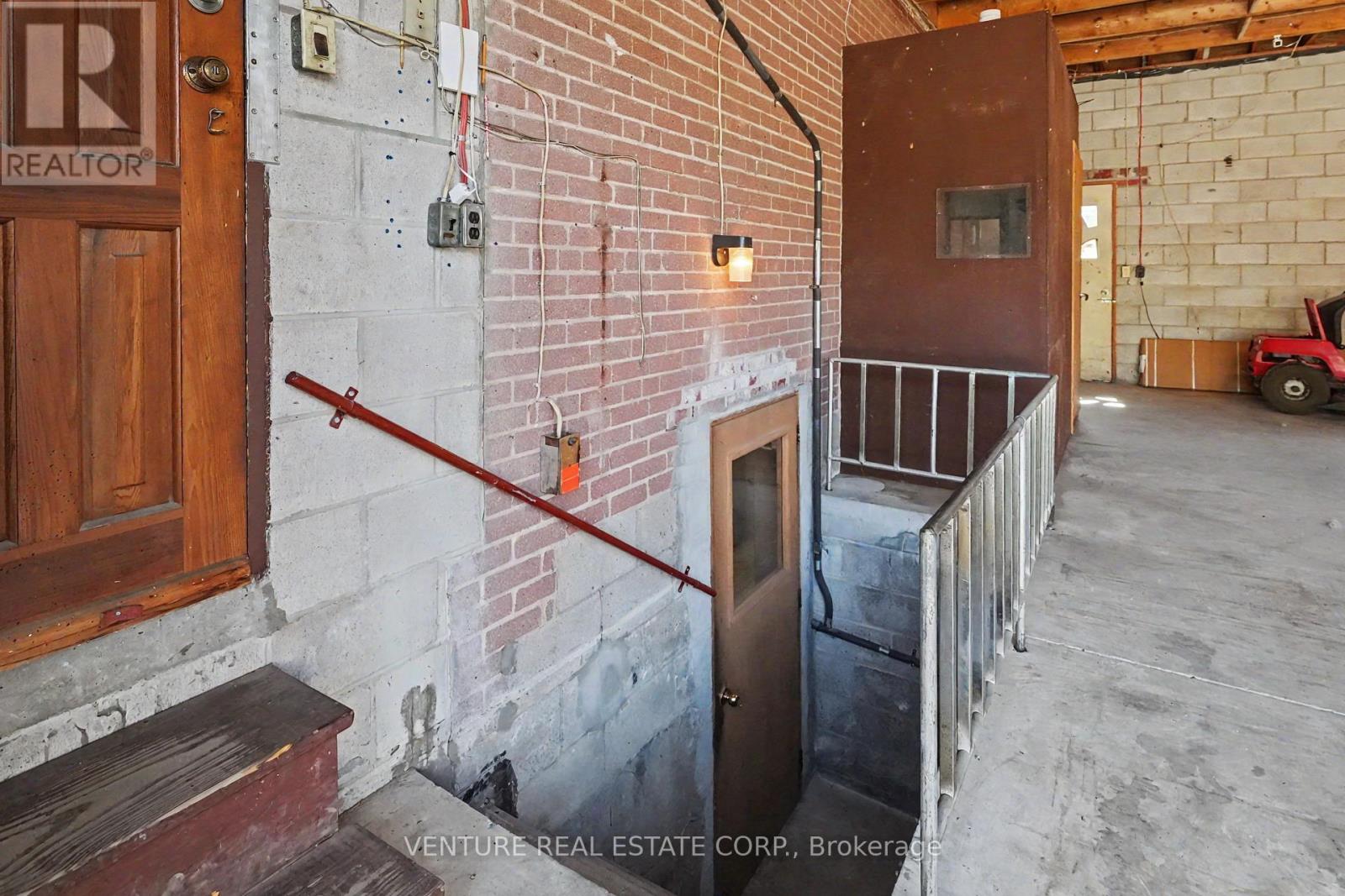 2 Redfern Avenue, Toronto, Ontario  M3M 1L3 - Photo 37 - W13211314