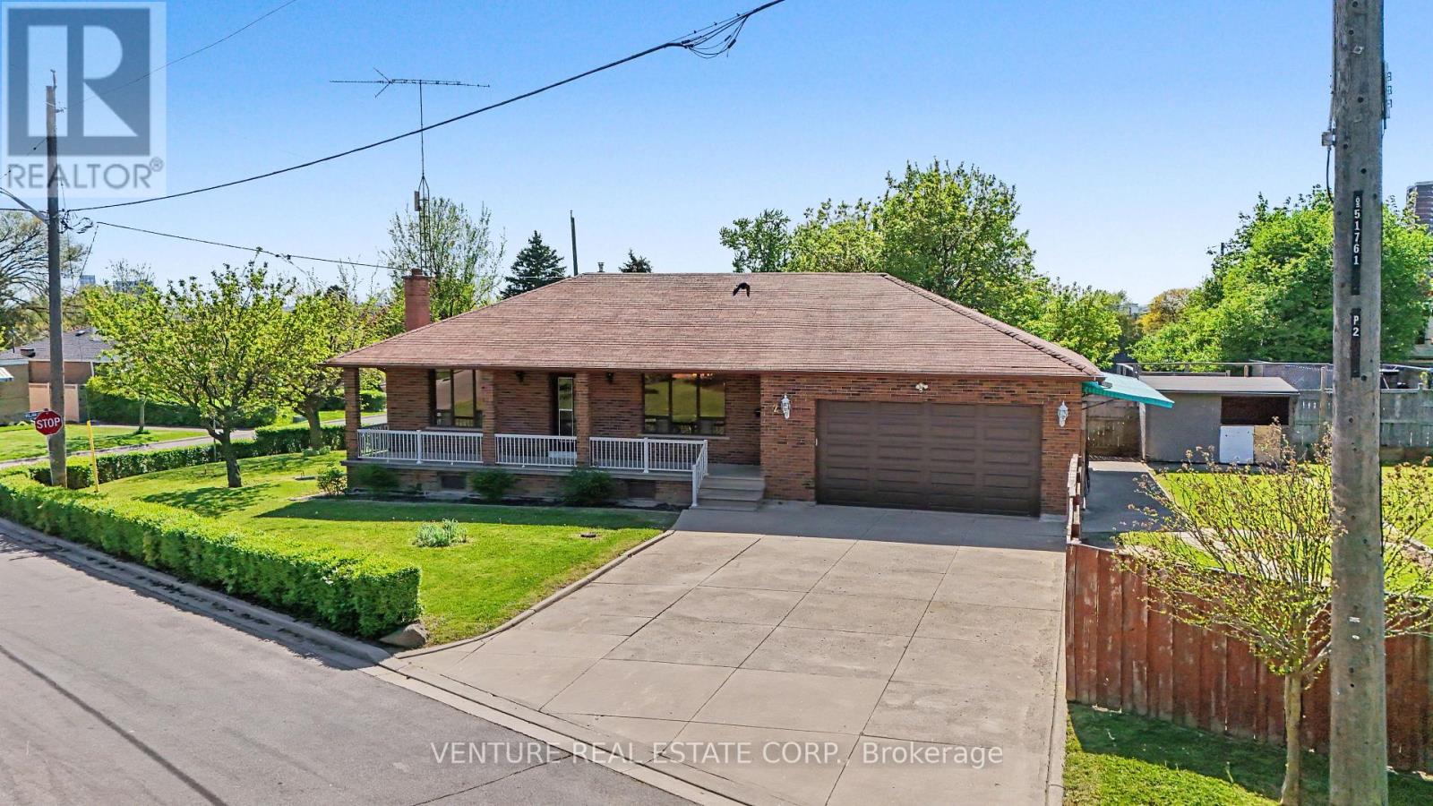 2 Redfern Avenue, Toronto, Ontario  M3M 1L3 - Photo 4 - W13211314