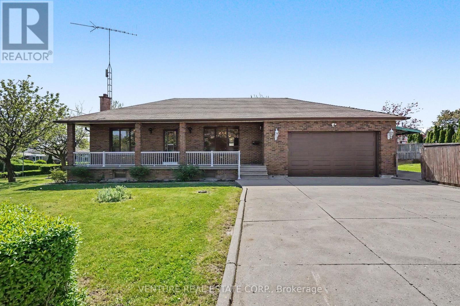 2 Redfern Avenue, Toronto, Ontario  M3M 1L3 - Photo 6 - W13211314
