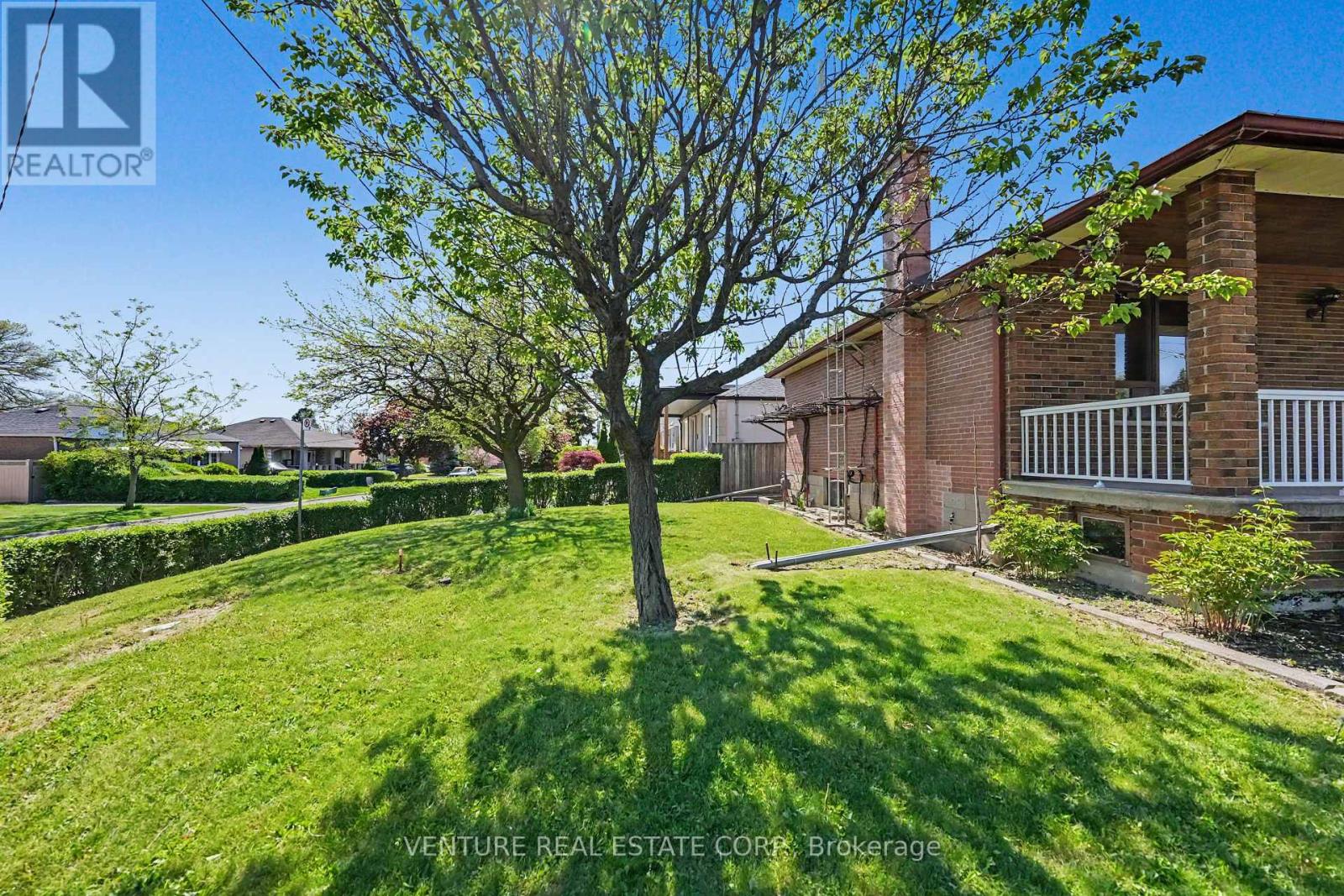 2 Redfern Avenue, Toronto, Ontario  M3M 1L3 - Photo 7 - W13211314
