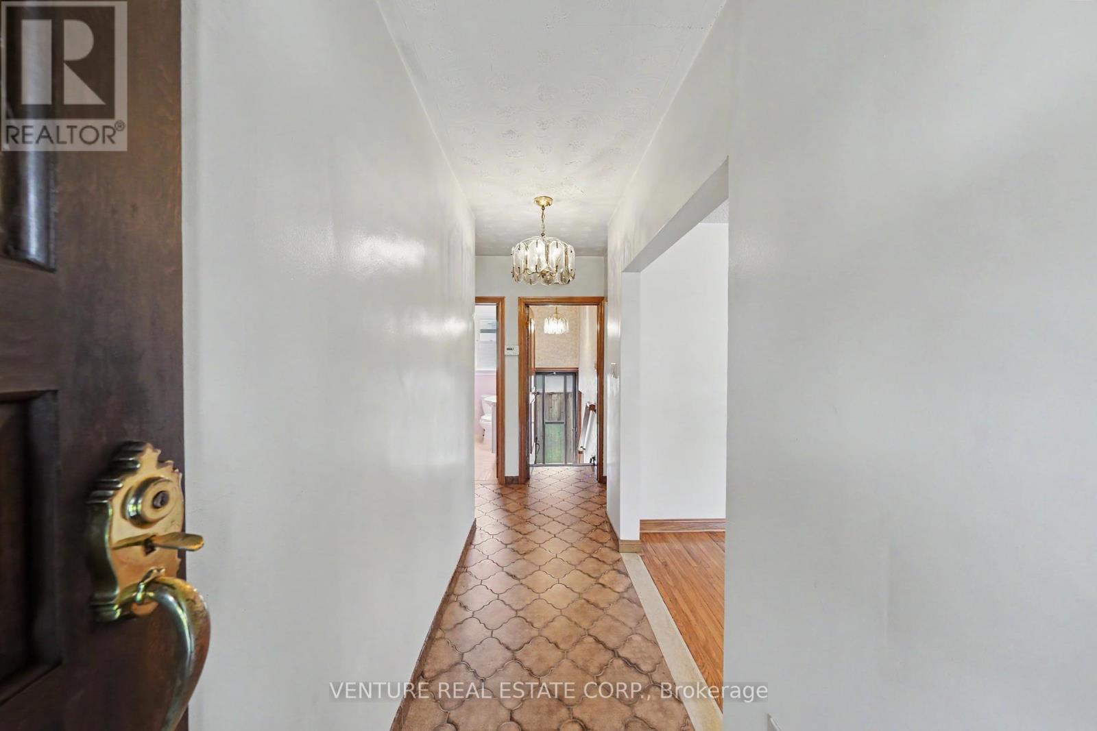 2 Redfern Avenue, Toronto, Ontario  M3M 1L3 - Photo 9 - W13211314