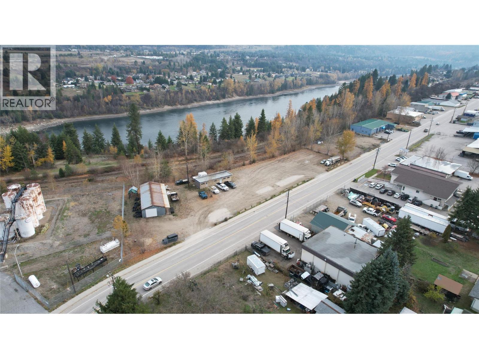 2213 6th Avenue, Castlegar, British Columbia  V1N 2W1 - Photo 4 - 10389013