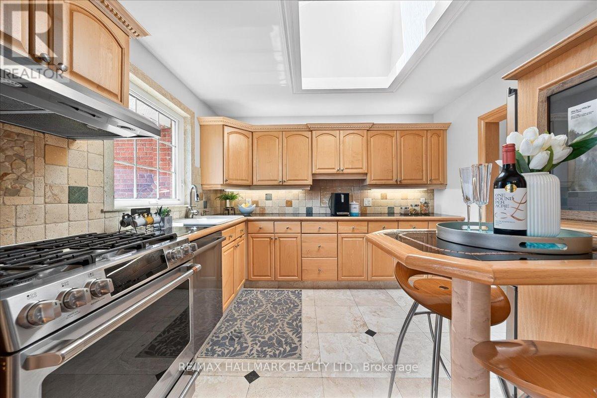 25 Fenley Drive, Toronto, Ontario  M9R 1M3 - Photo 4 - W13211522