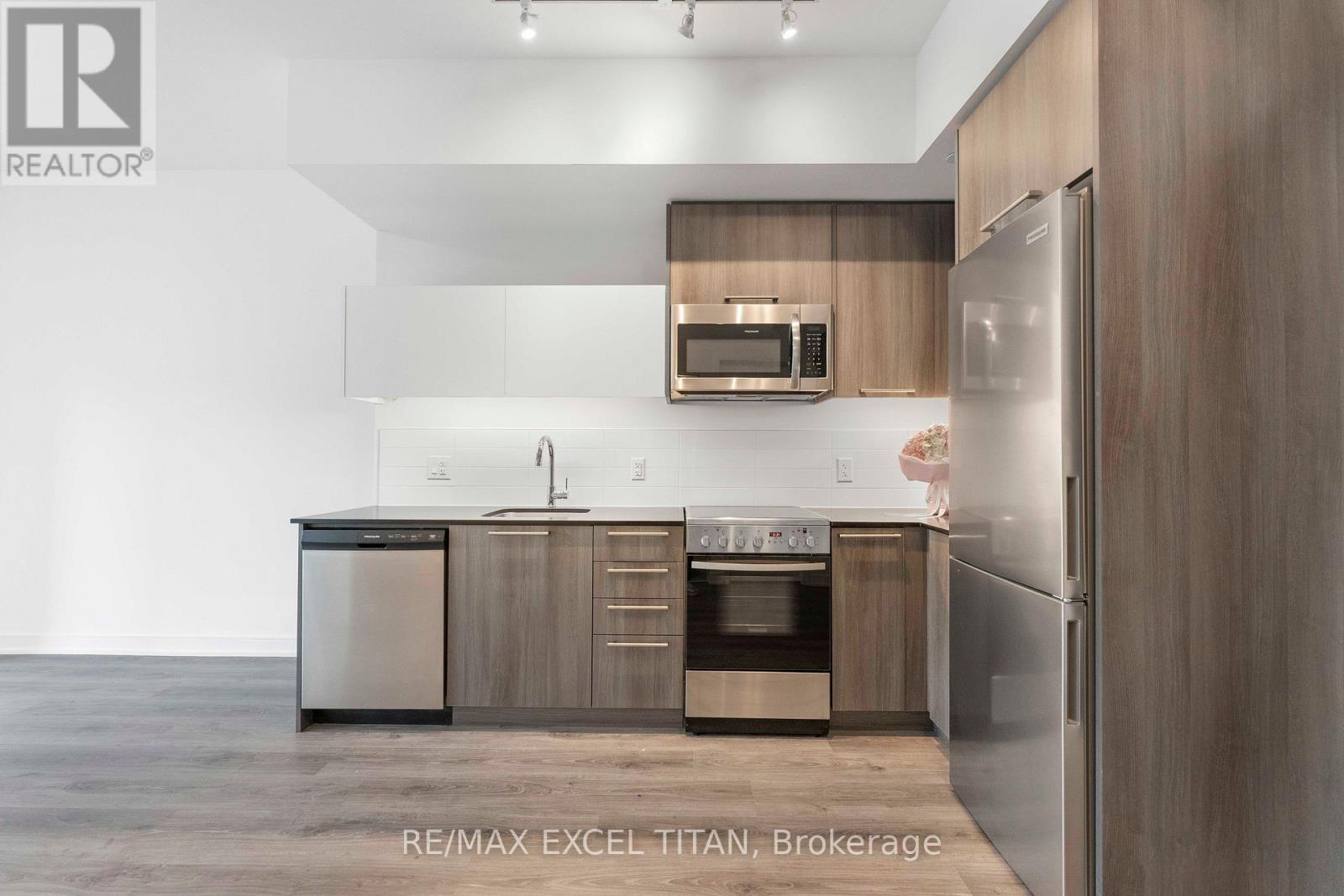205 - 25 Neighbourhood Lane, Toronto, Ontario M8Y 0C4 - Photo 3 - W13211536