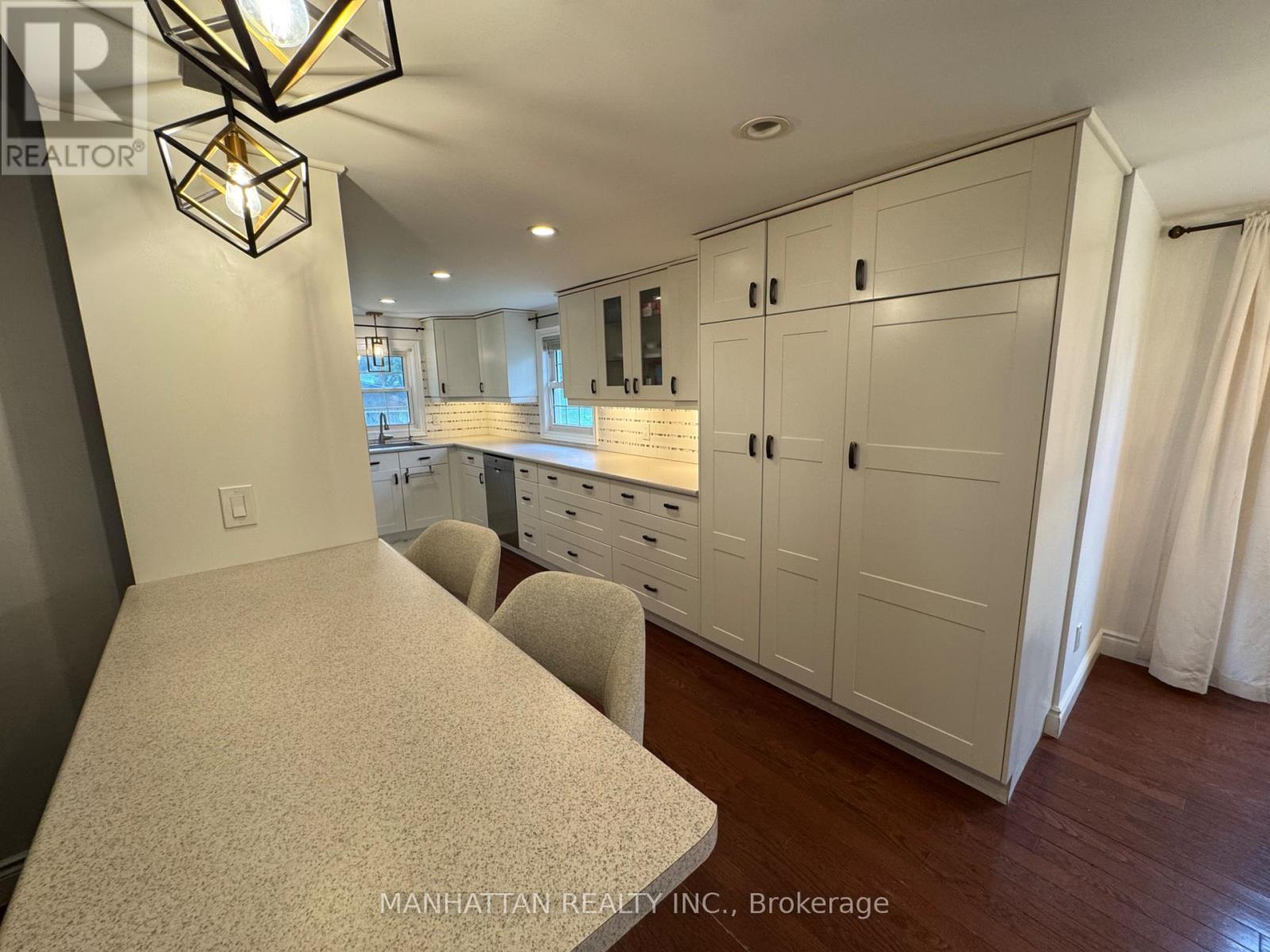 10 Victor Drive, Whitchurch-Stouffville, Ontario  L4A 3G5 - Photo 3 - N12681452