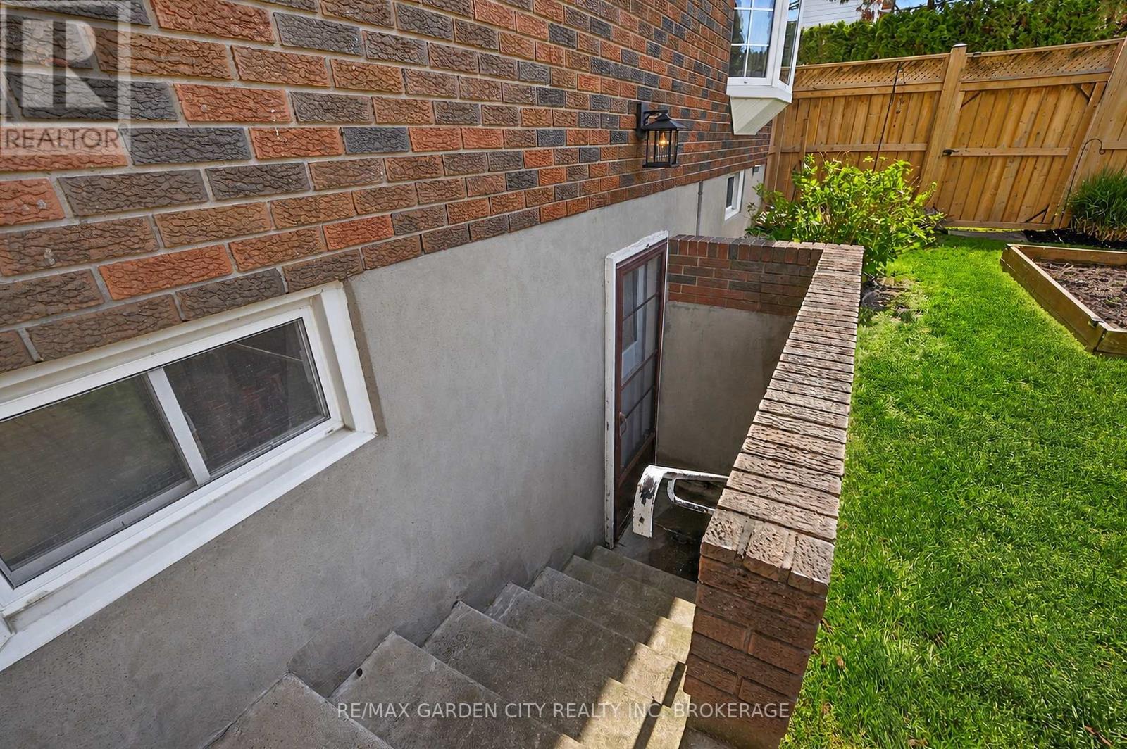 61 Royal York Road, St. Catharines, Ontario  L2N 2N7 - Photo 4 - X13211738