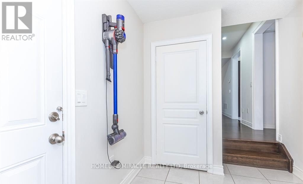 1535 Mendelson Heights, Milton, Ontario  L9E 1H3 - Photo 17 - W13211728