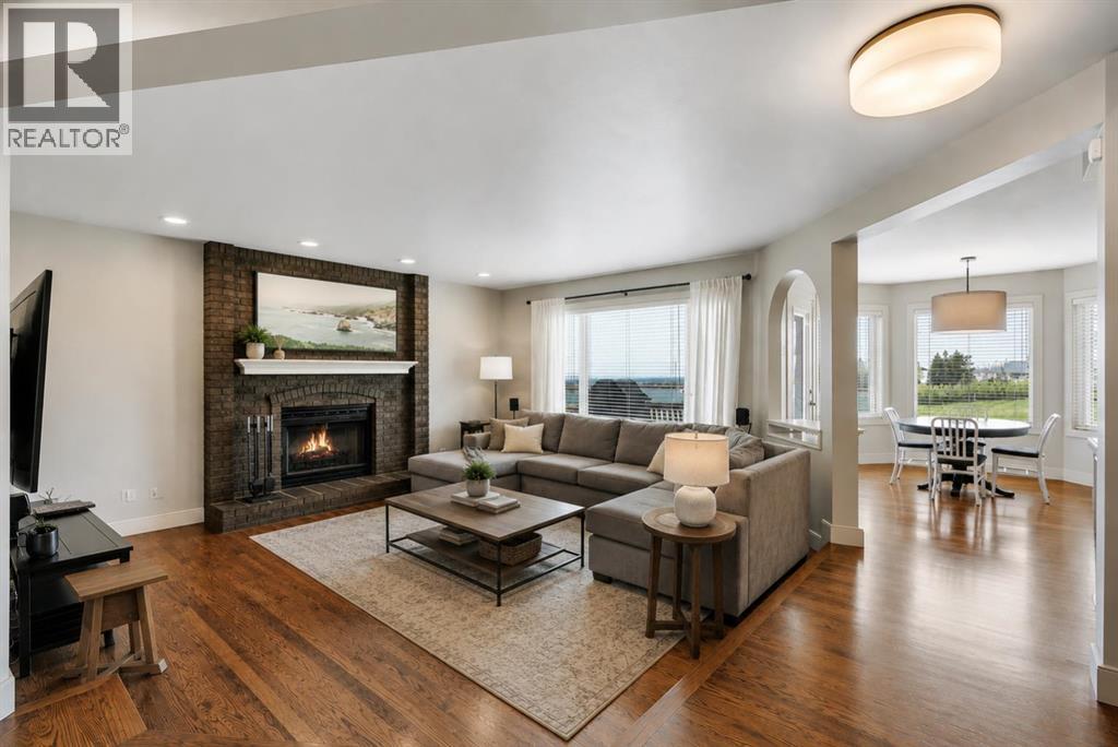 19 Coach Gate Way Sw, Calgary, Alberta  T3H 1L7 - Photo 6 - A2314385