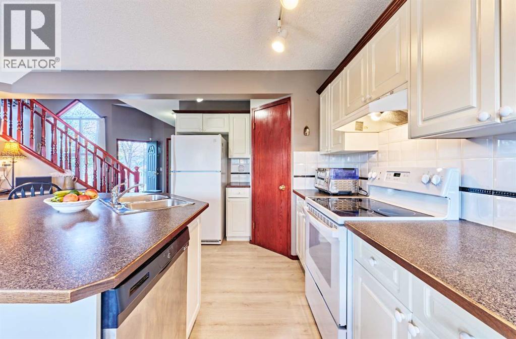 132 Somercrest Close Sw, Calgary, Alberta  T2Y 3H8 - Photo 12 - A2310237