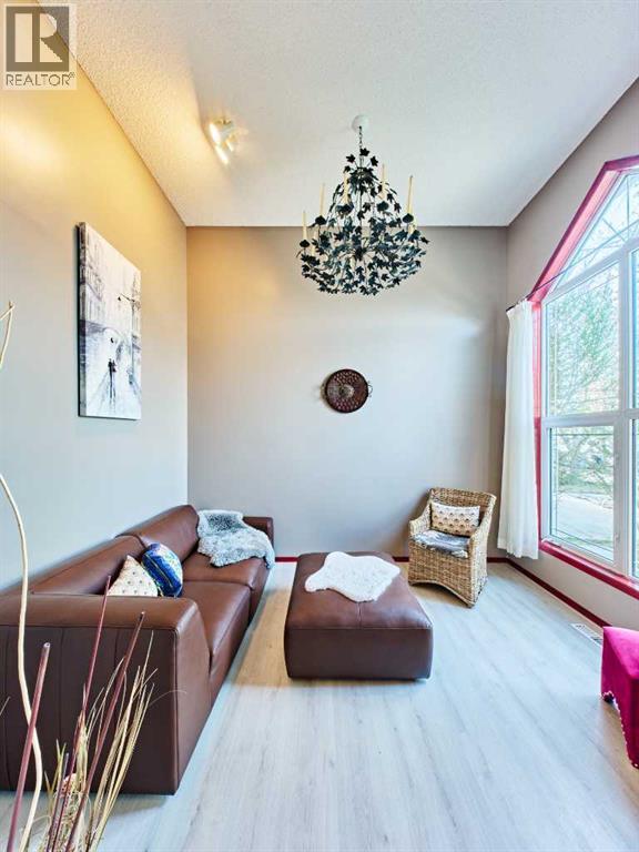132 Somercrest Close Sw, Calgary, Alberta  T2Y 3H8 - Photo 7 - A2310237