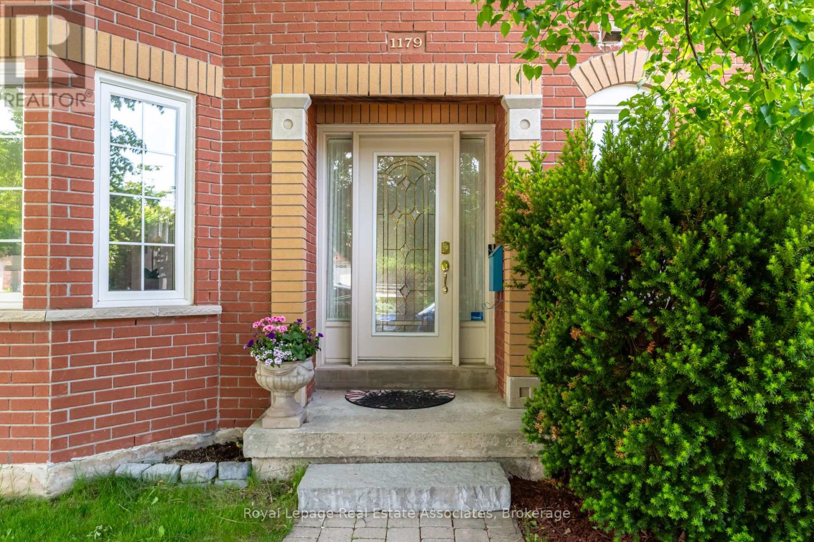 1179 Treetop Terrace, Oakville, Ontario  L6M 3N1 - Photo 4 - W13211760