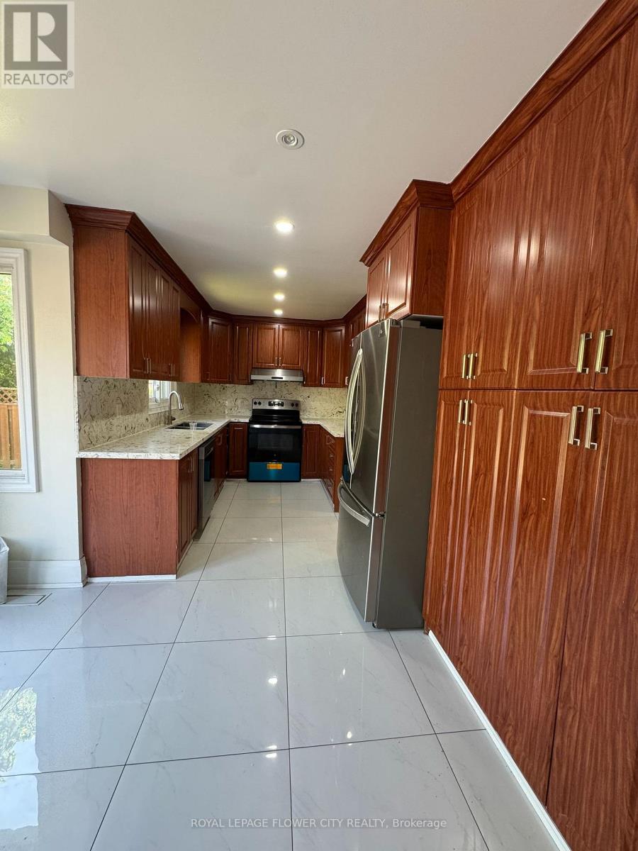 116 Flowertown Avenue, Brampton, Ontario  L6X 3Y6 - Photo 2 - W13211798