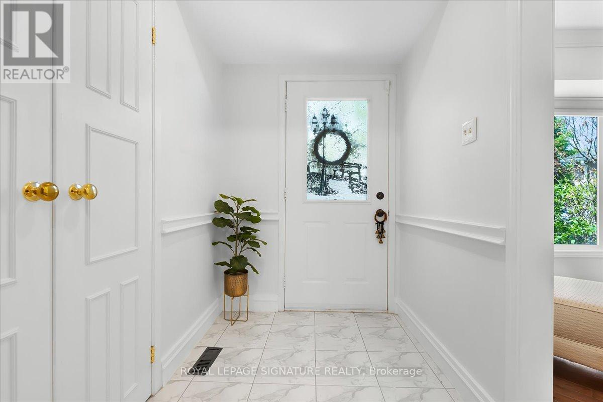 6841 Markwood Place, Mississauga, Ontario  L5N 4K7 - Photo 3 - W13211654