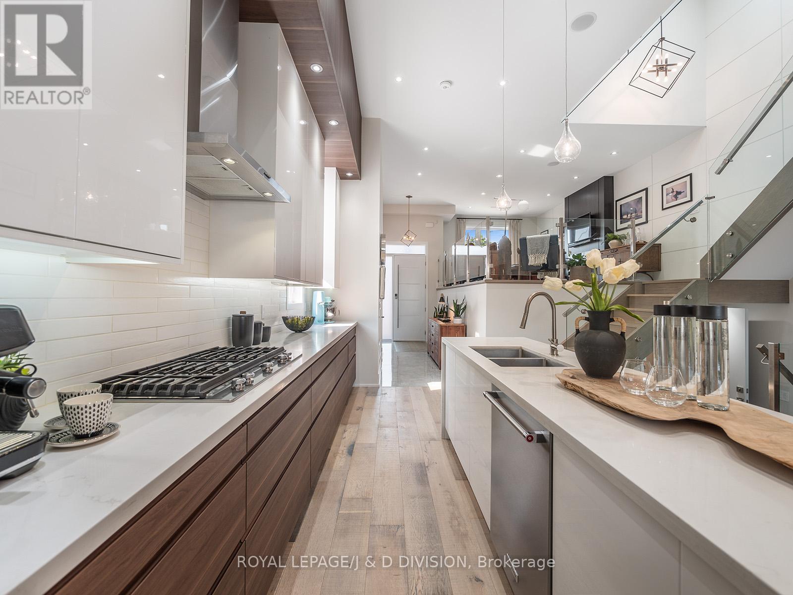221 Virginia Avenue, Toronto, Ontario  M4C 2T6 - Photo 10 - E13210384