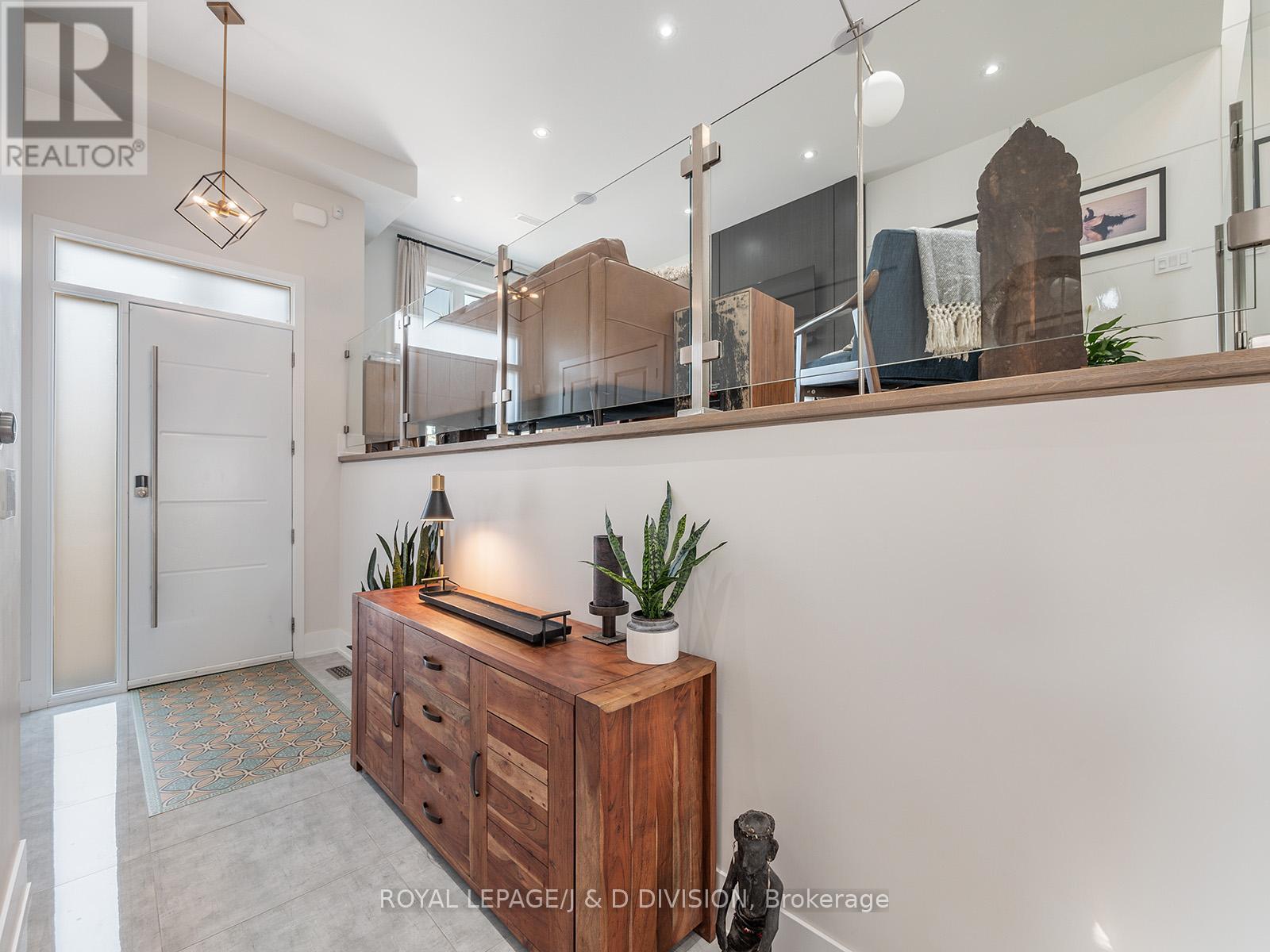 221 Virginia Avenue, Toronto, Ontario  M4C 2T6 - Photo 4 - E13210384