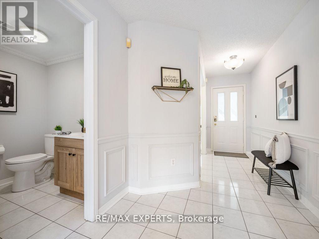 97 Pinedale Gate, Vaughan, Ontario  L4L 8X3 - Photo 2 - N13211868
