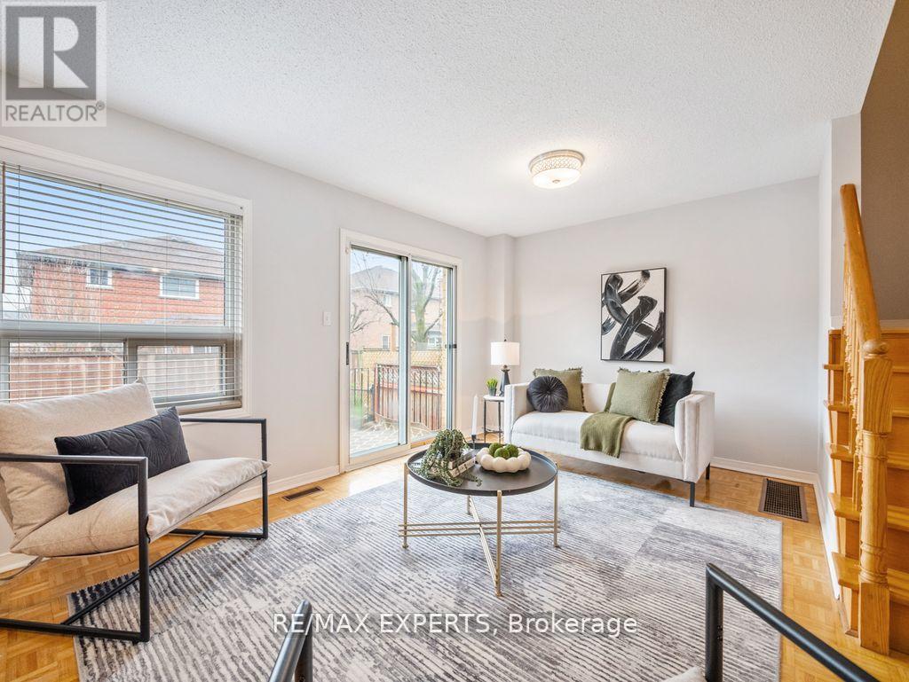 97 Pinedale Gate, Vaughan, Ontario  L4L 8X3 - Photo 3 - N13211868