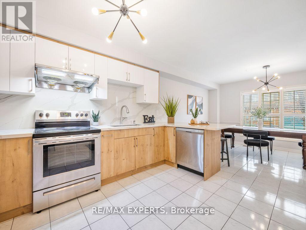 97 Pinedale Gate, Vaughan, Ontario  L4L 8X3 - Photo 7 - N13211868