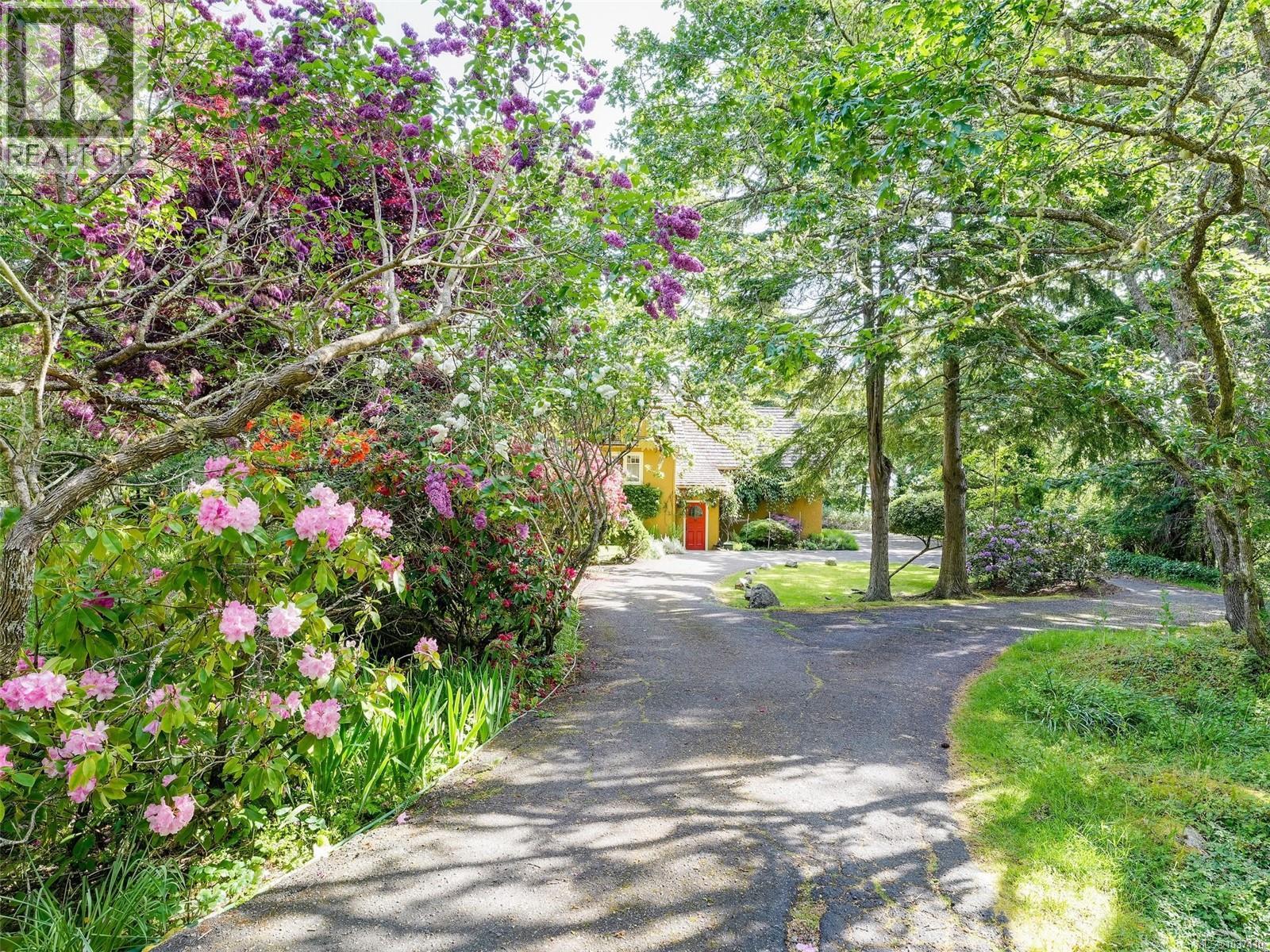 2550 Queenswood Dr, Saanich, British Columbia  V8N 1X5 - Photo 44 - 1037410