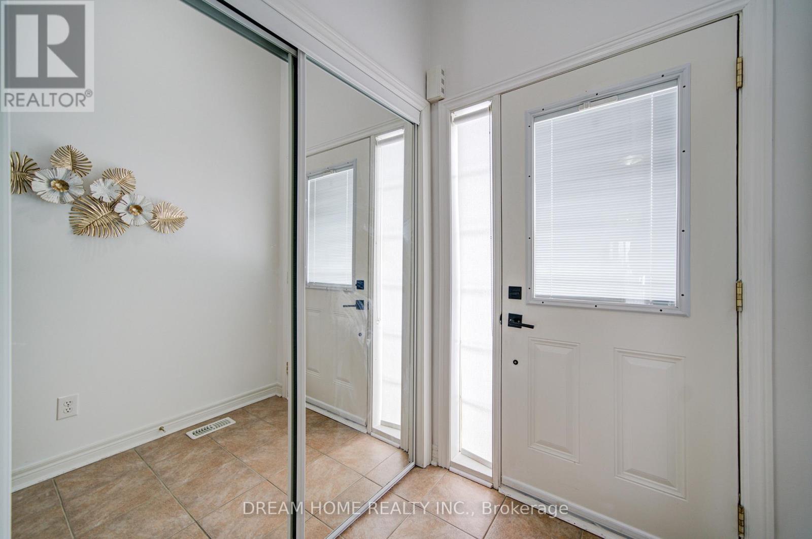208 Tom Taylor Crescent, Newmarket, Ontario  L3X 3E8 - Photo 2 - N13114642