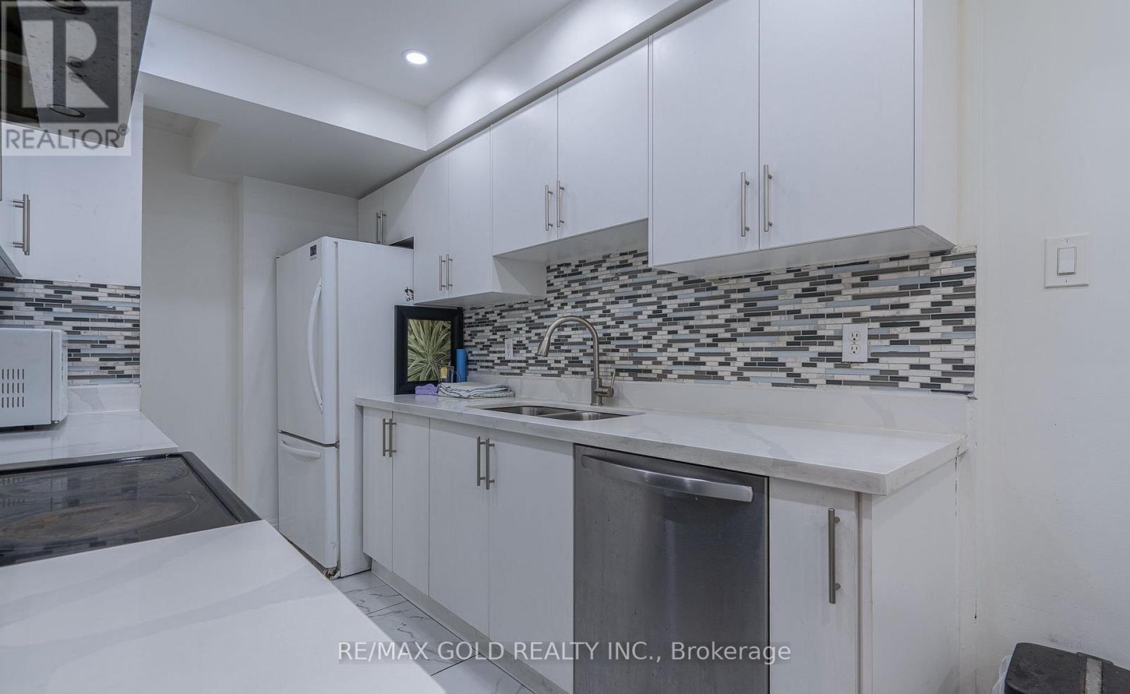 102 Bunchberry Way, Brampton, Ontario  L6R 2E8 - Photo 2 - W13086580
