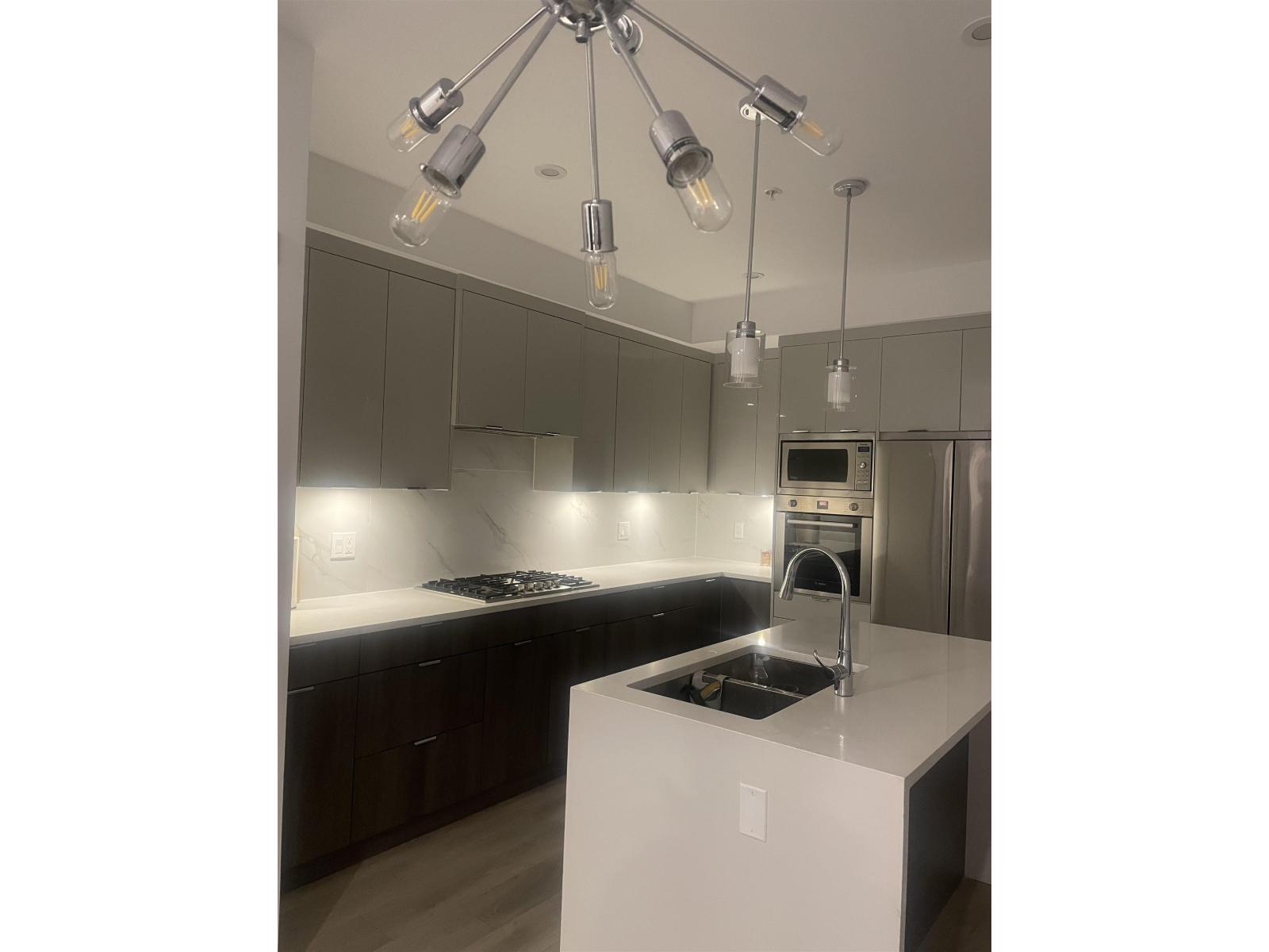 406 14438 72 AVENUE, surrey, British Columbia