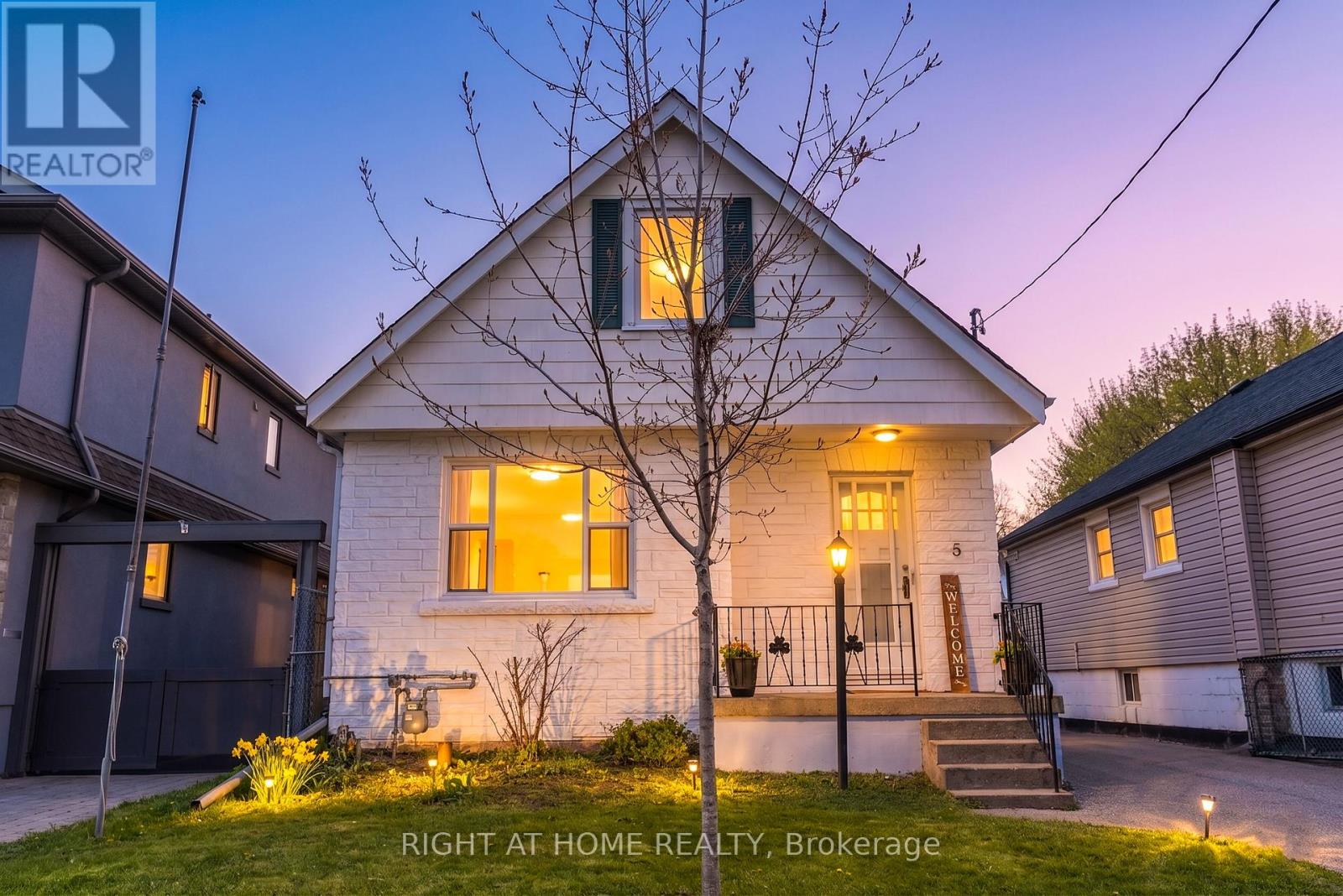 6 Vanbrugh Avenue, Toronto, Ontario  M1N 3S7 - Photo 2 - E13211644