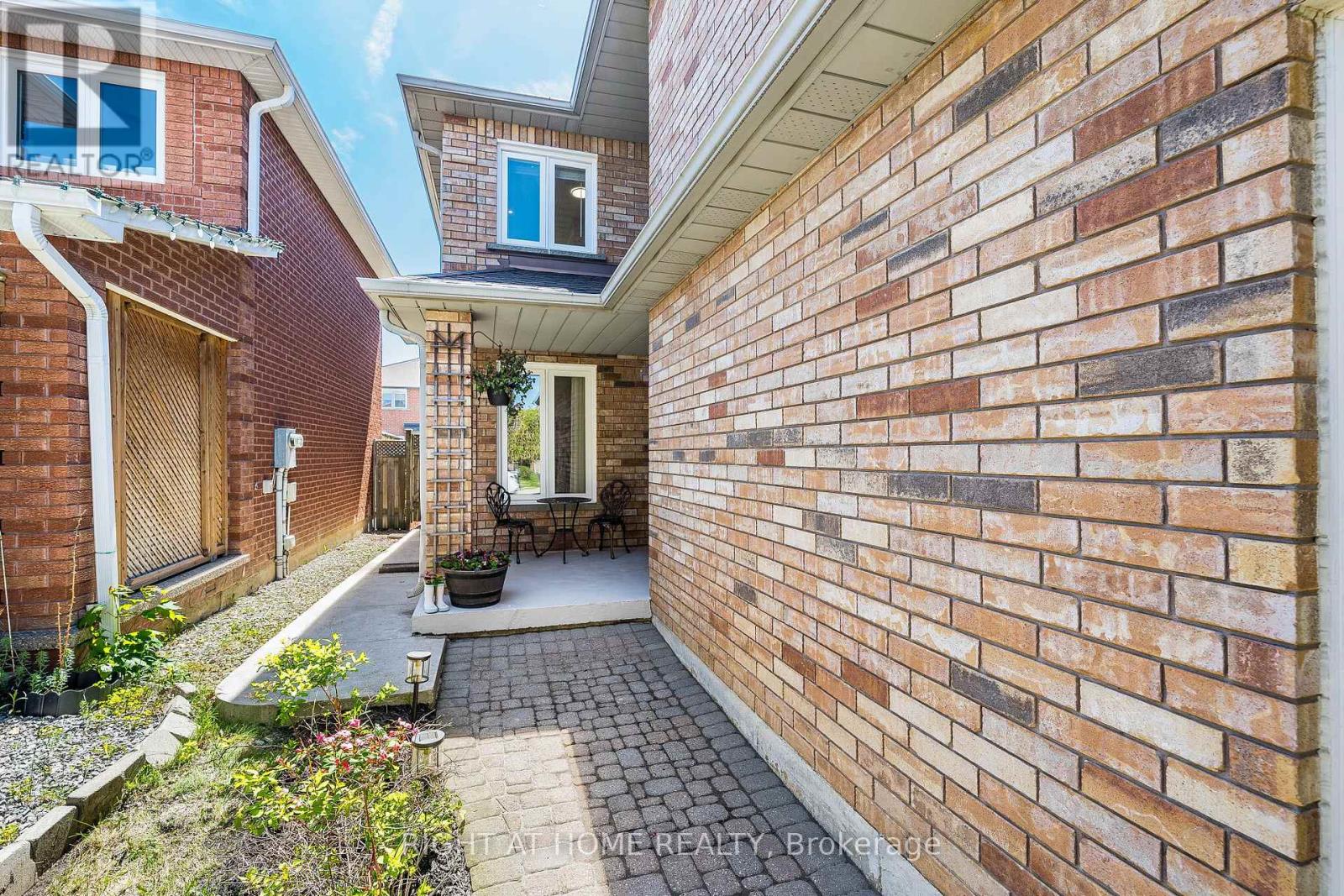 3928 Hazelridge Road, Mississauga, Ontario  L5N 6Z4 - Photo 2 - W13212042