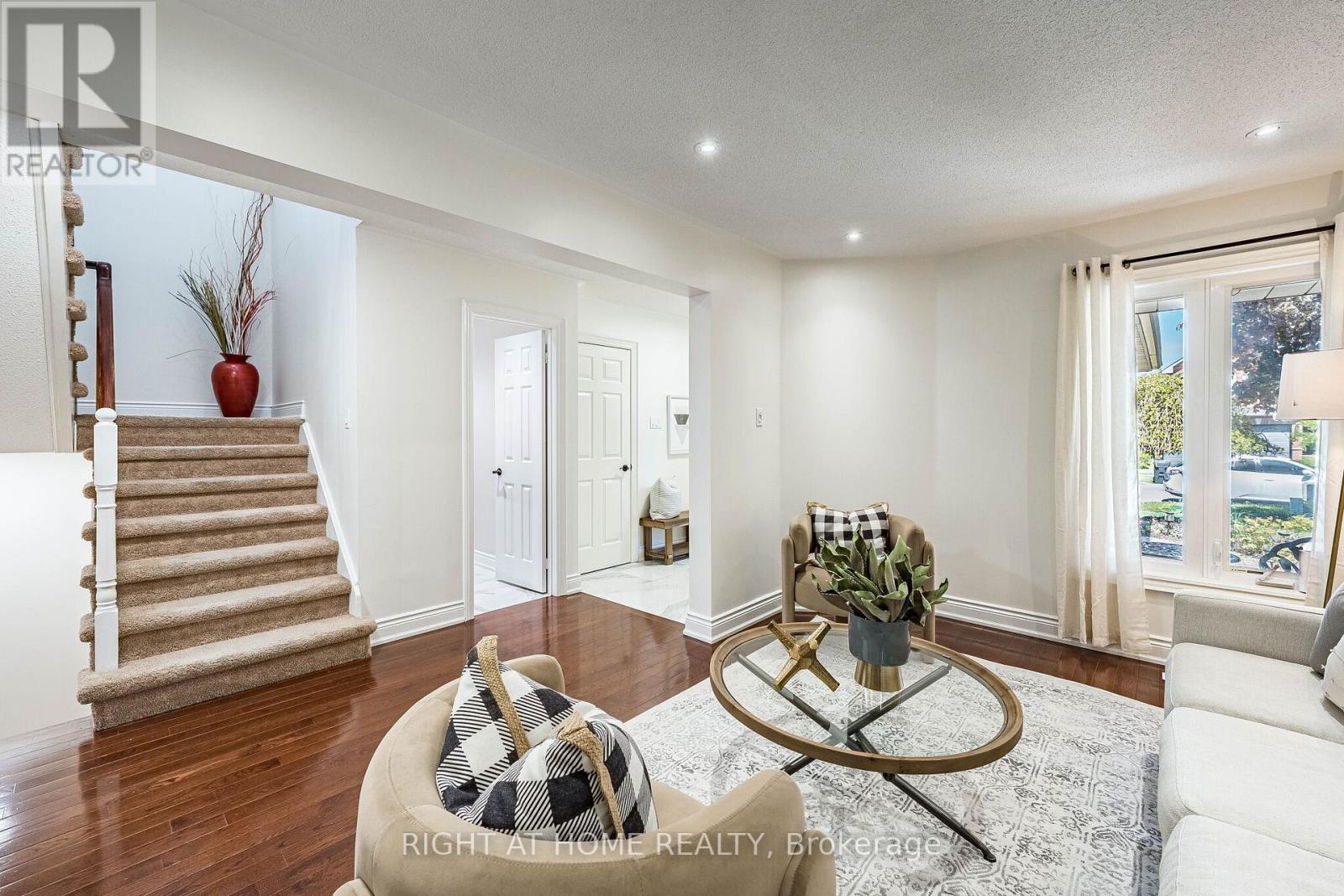 3928 Hazelridge Road, Mississauga, Ontario  L5N 6Z4 - Photo 9 - W13212042