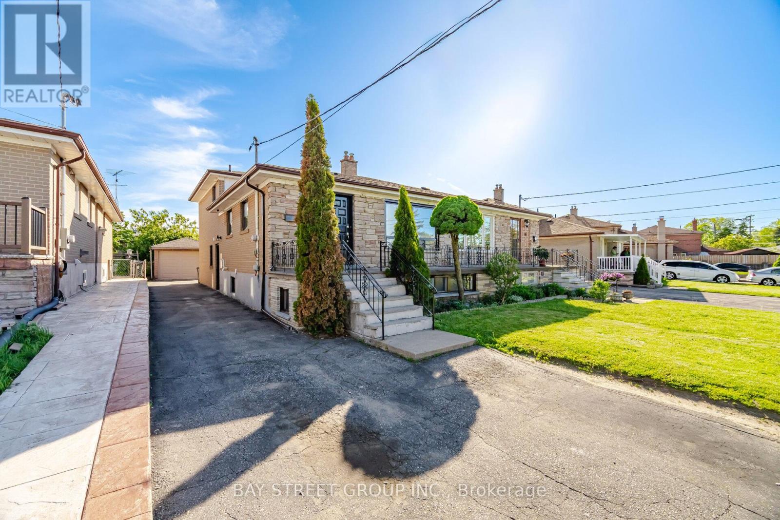 44 Duncanwoods Drive, Toronto, Ontario  M9L 2C4 - Photo 2 - W13212048