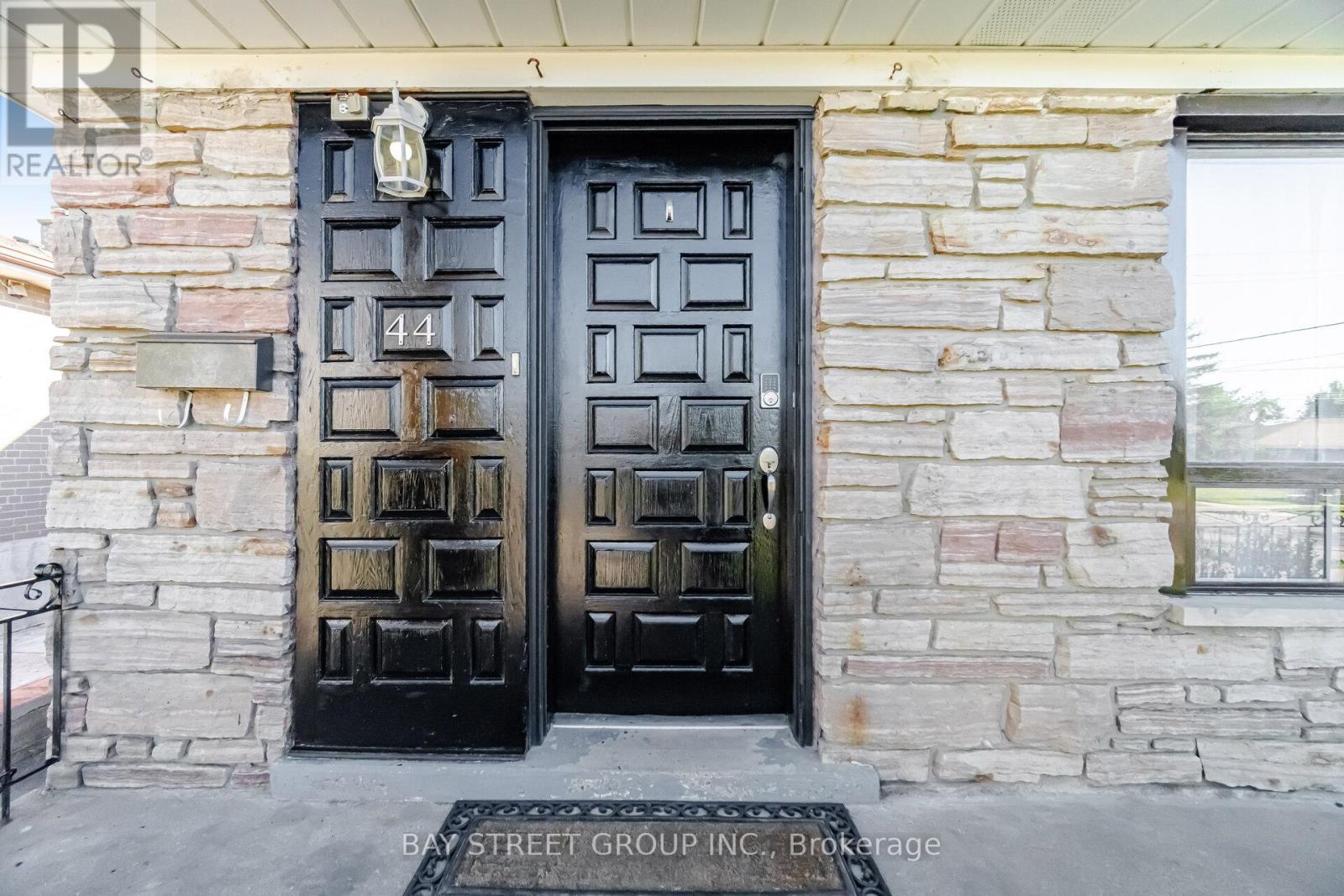44 Duncanwoods Drive, Toronto, Ontario  M9L 2C4 - Photo 3 - W13212048
