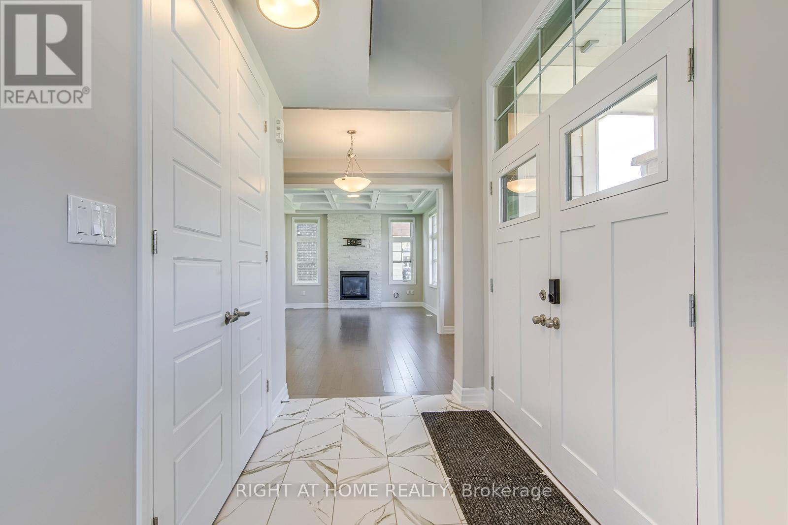 1387 Aymond Crescent, Oakville, Ontario  L6H 7W9 - Photo 4 - W13212146