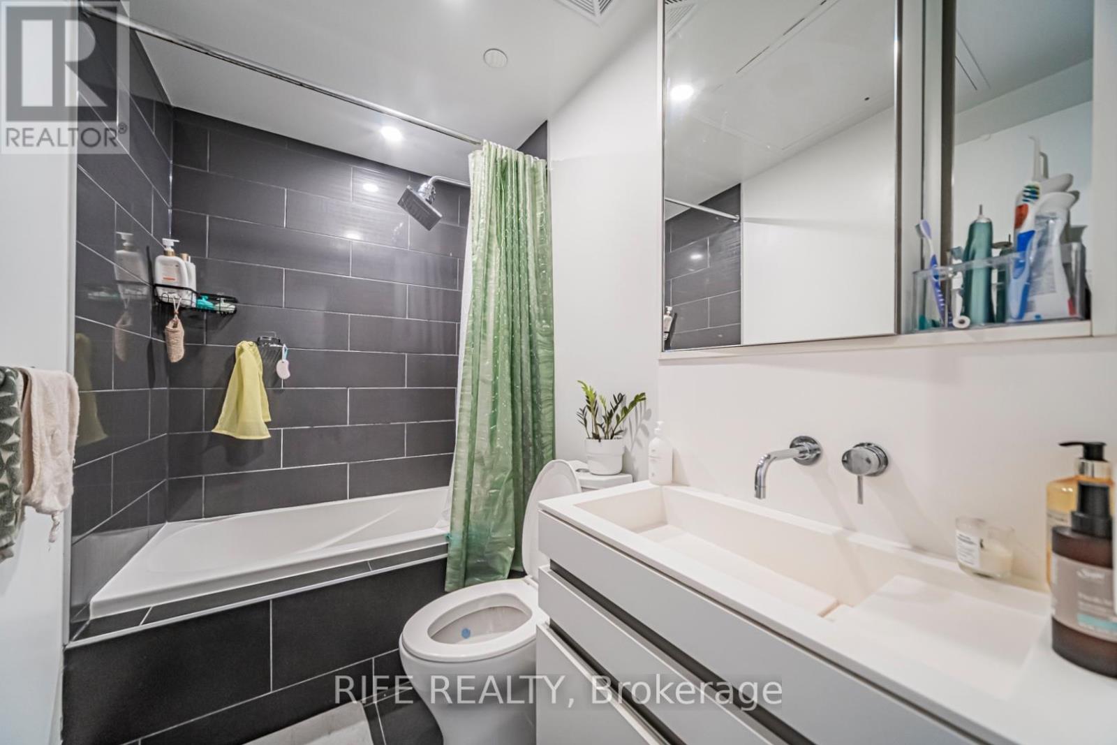 2204 - 197 Yonge Street, Toronto, Ontario  M5B 0C1 - Photo 11 - C13212164