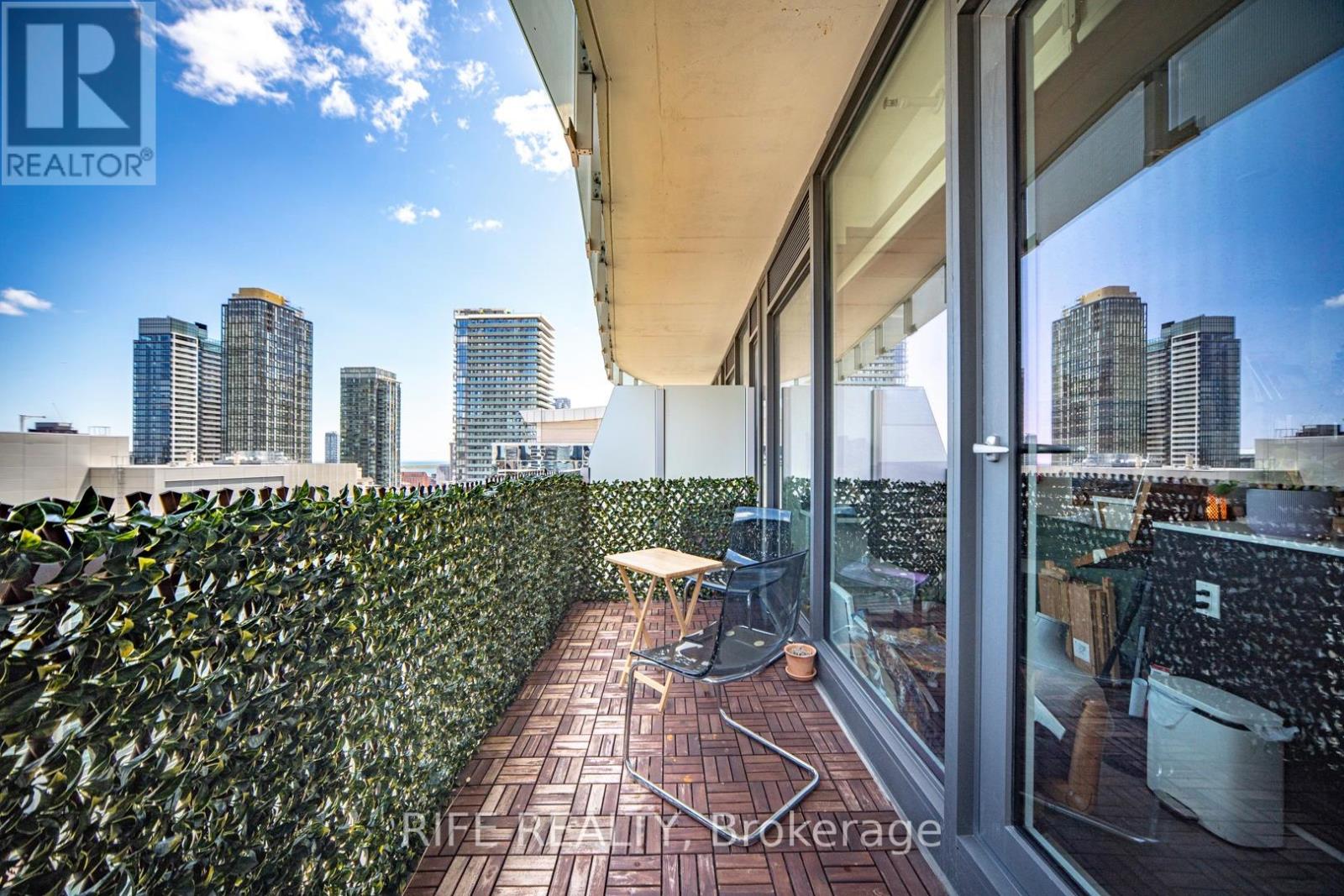 2204 - 197 Yonge Street, Toronto, Ontario  M5B 0C1 - Photo 14 - C13212164