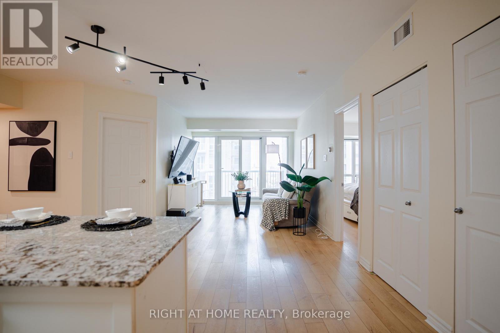 1805 - 234 Rideau Street, Ottawa, Ontario  K1V 0A9 - Photo 2 - X13212252