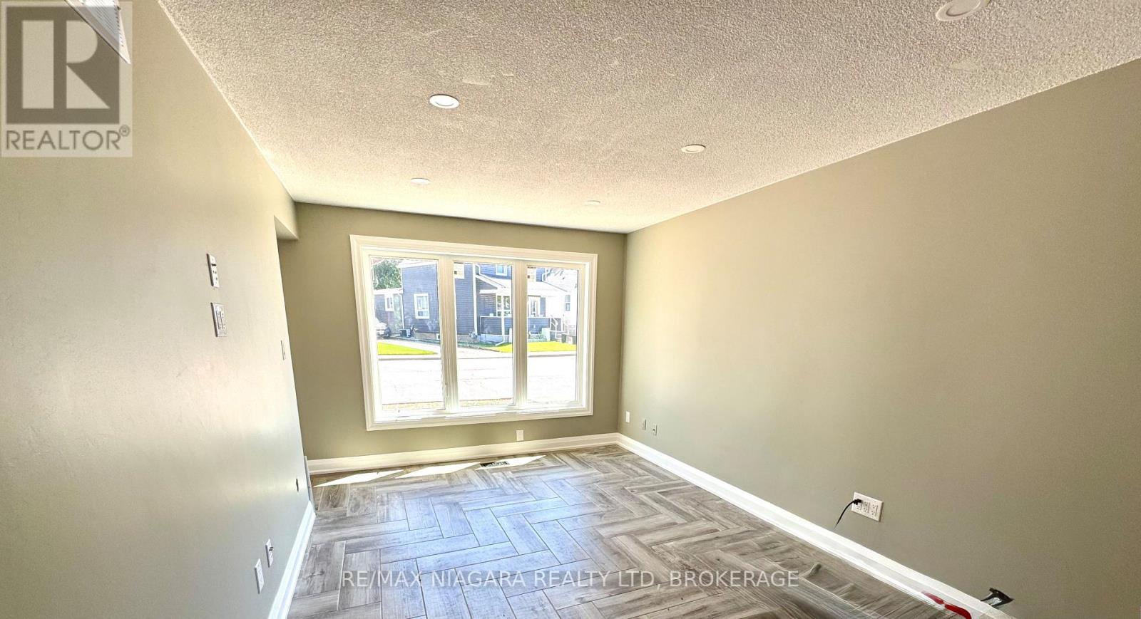 Upper - 21 Ball Avenue E, St. Catharines, Ontario  L2T 1B4 - Photo 3 - X13212234