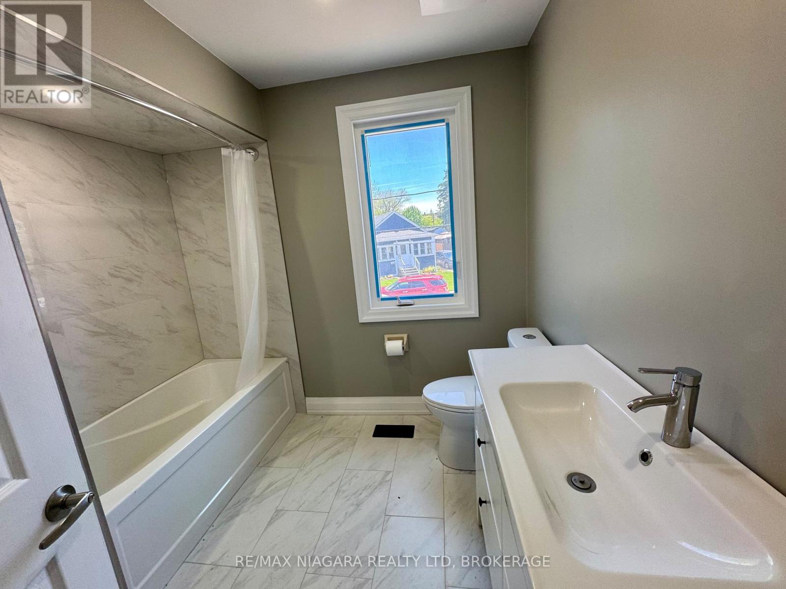 Upper - 21 Ball Avenue E, St. Catharines, Ontario  L2T 1B4 - Photo 4 - X13212234