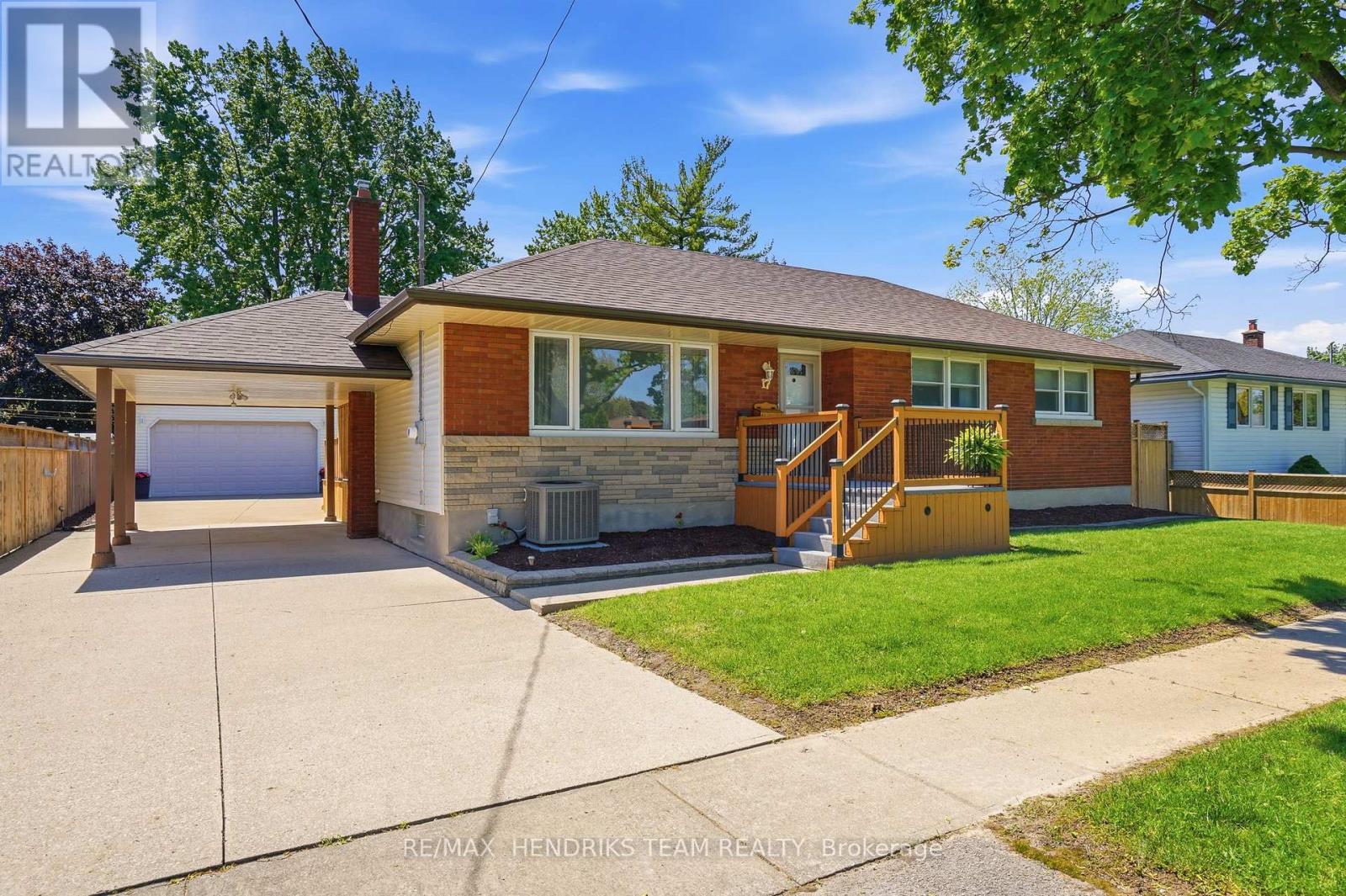 17 Sullivan Drive, St. Catharines (Lakeport), Ontario  L2N 1K3 - Photo 1 - X13212242