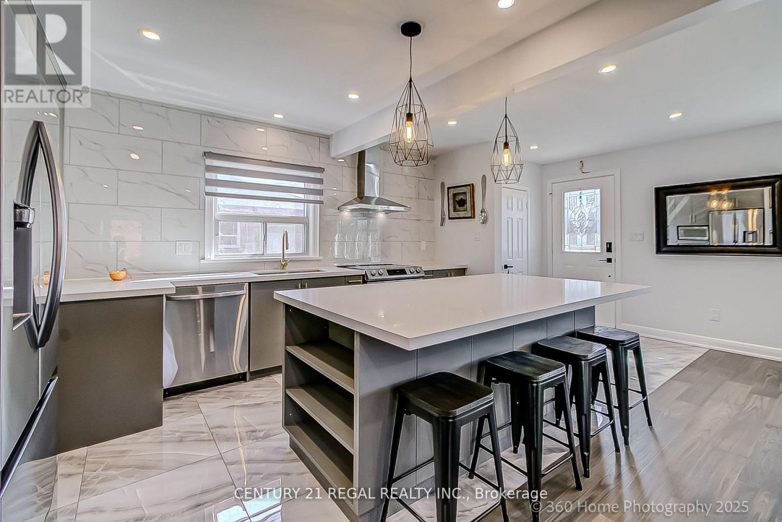 17 Electro Road, Toronto (Wexford-Maryvale), Ontario  M1R 2A6 - Photo 3 - E13212268