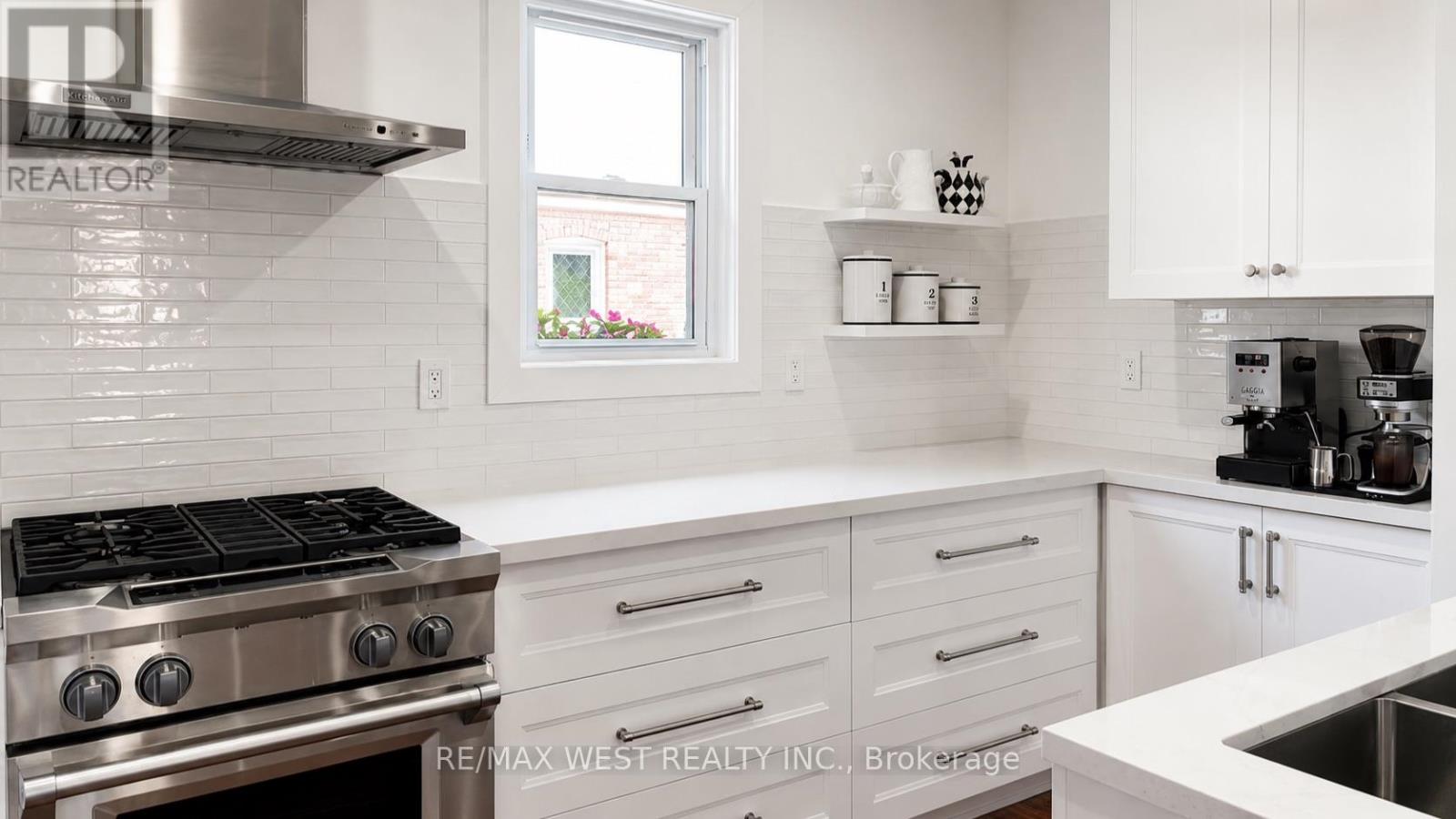 12 Brentwood Road S, Toronto, Ontario  M8Z 3N2 - Photo 7 - W13208198
