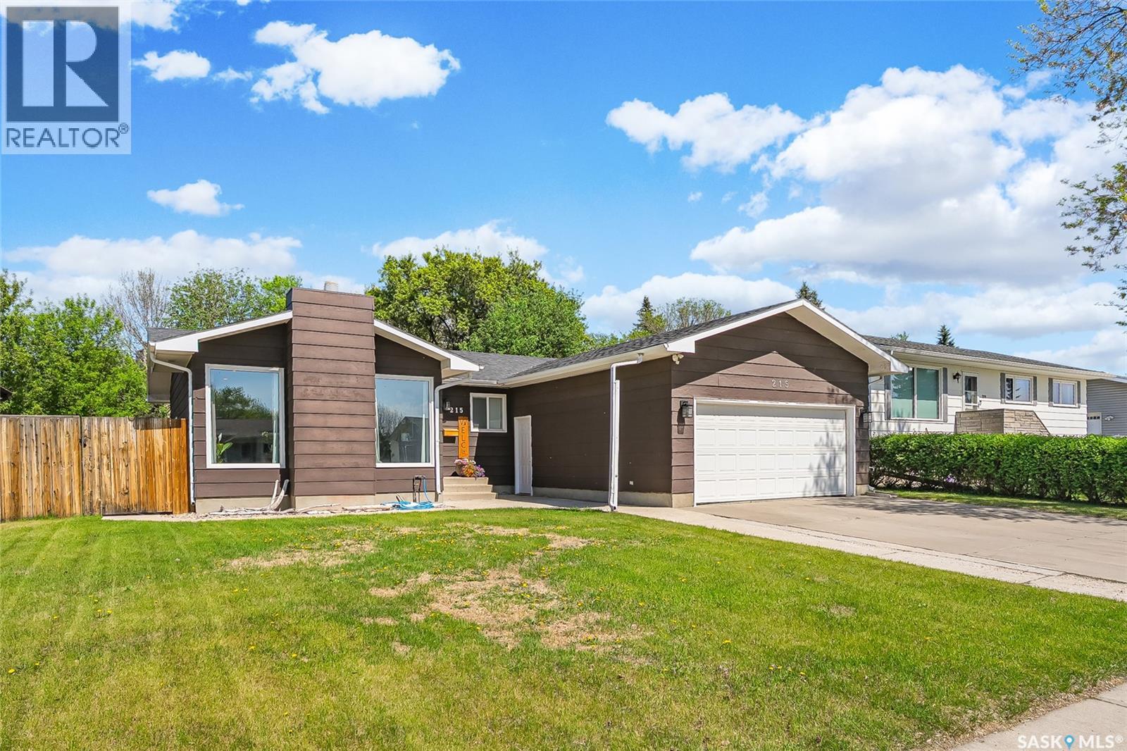 215 Neatby Crescent, Saskatoon, Saskatchewan  S7M 4W9 - Photo 2 - SK037404