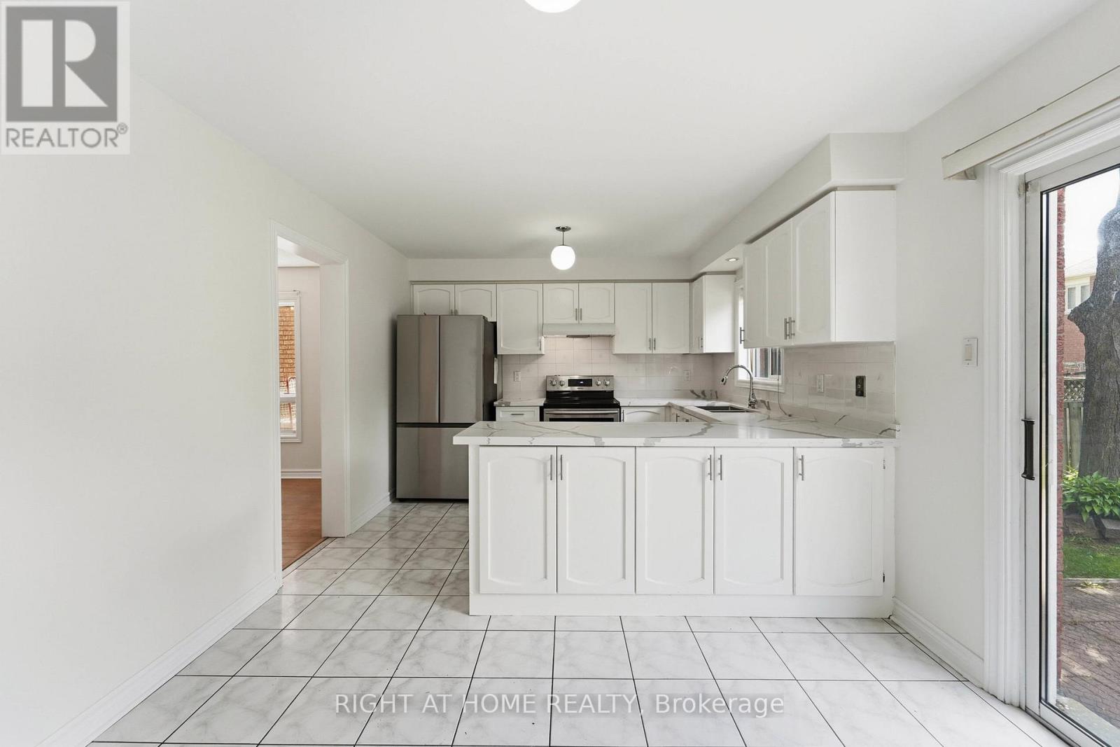 17 Bilbermar Crescent, Richmond Hill, Ontario  L4S 1B8 - Photo 9 - N13212606
