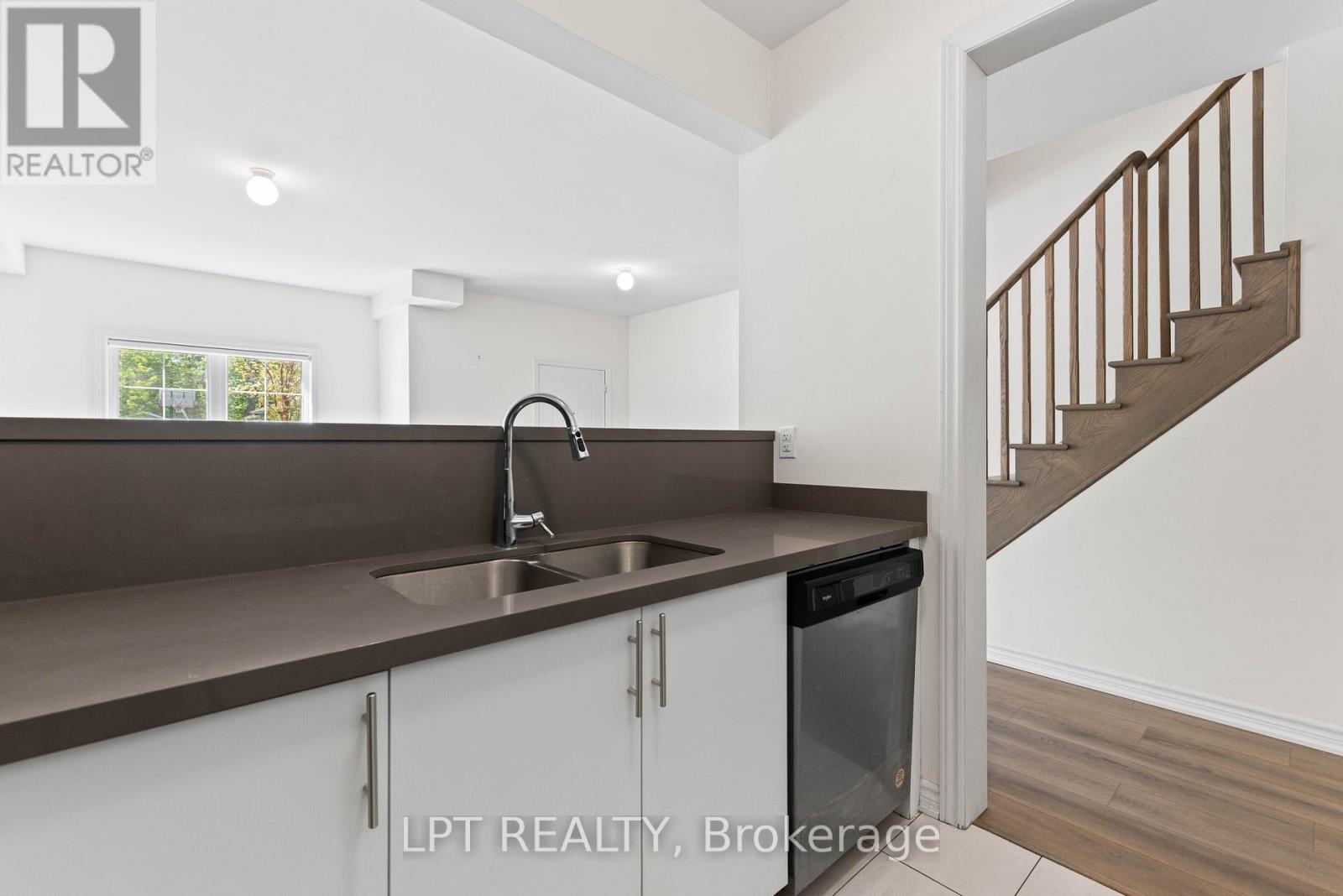 Th05 - 110 Grew Boulevard, Georgina, Ontario  L0E 1L0 - Photo 11 - N13212702
