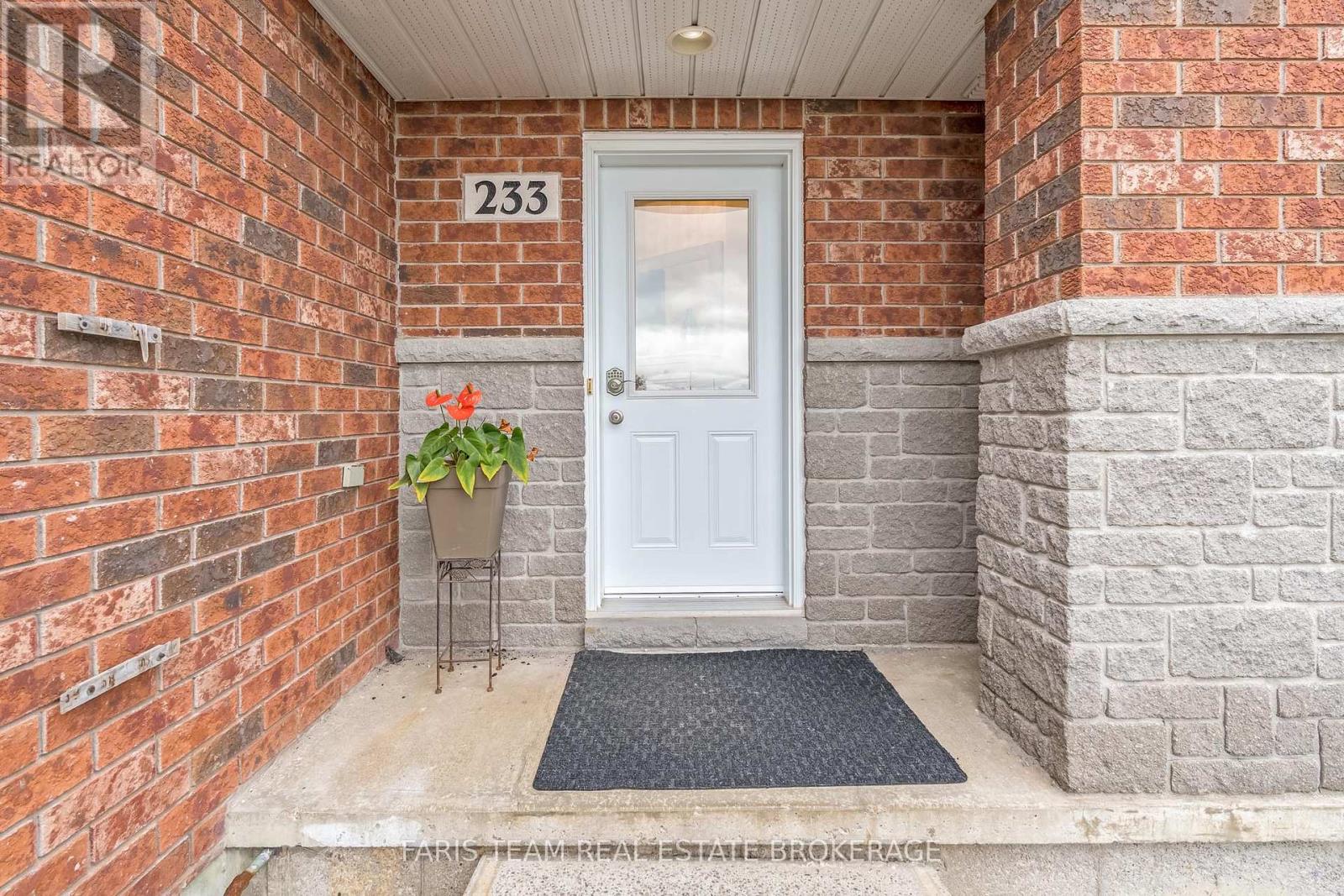 233 Stanley Street, Barrie, Ontario  L4M 6X9 - Photo 2 - S13212612