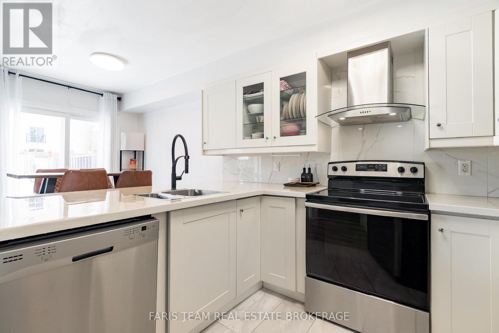 233 Stanley Street, Barrie, Ontario  L4M 6X9 - Photo 4 - S13212612