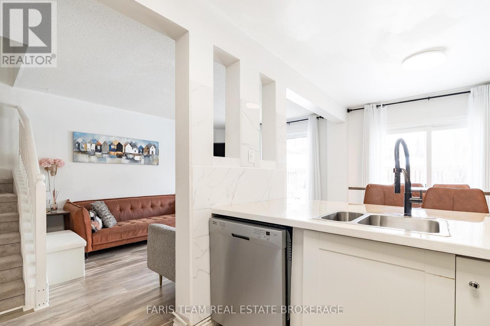 233 Stanley Street, Barrie, Ontario  L4M 6X9 - Photo 7 - S13212612