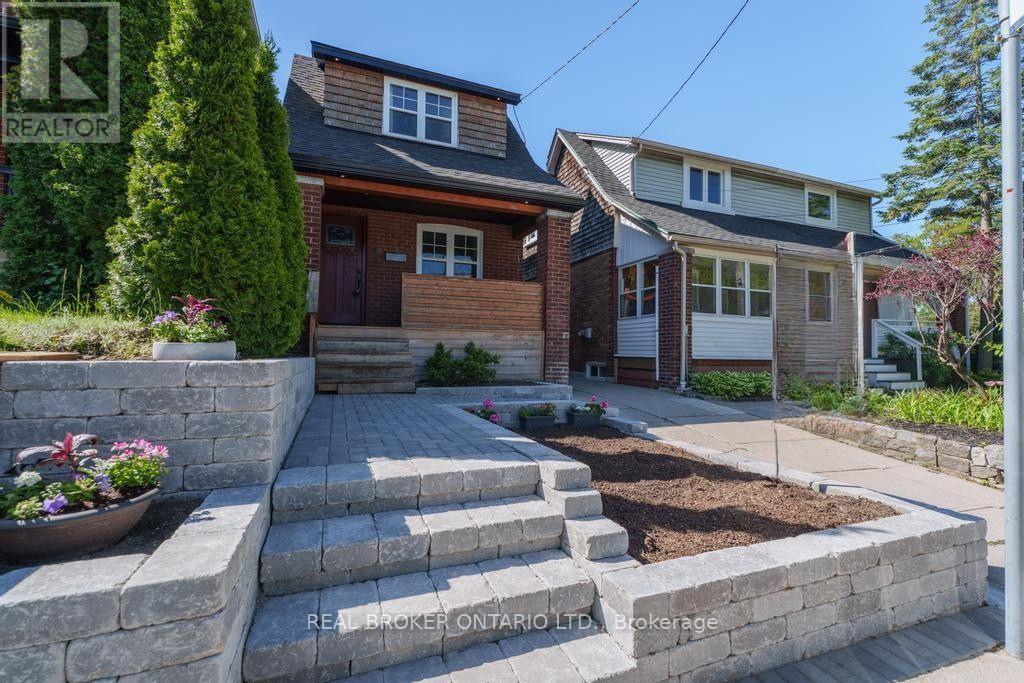 <div class="slider-price">$1,189,000</div><p>5 Heyworth Crescent S, Toronto, Ontario</p>